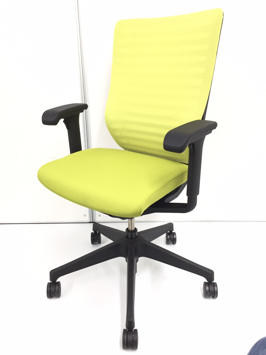 【残り1脚の為お安く！！】2010年度にグッドデザイン賞受のエピオスの肘付きチェア入荷！！イエローカラー
                        エピオス 
                                    中古
            