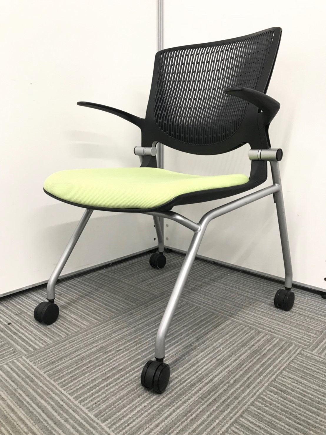 キャスター新品に変更！会議室におすすめなネスティングチェアが入荷致しました！背もたれもメッシュの様な見栄え！【並行スタック】【平行スタック】
                        グラータ
                                    中古
            