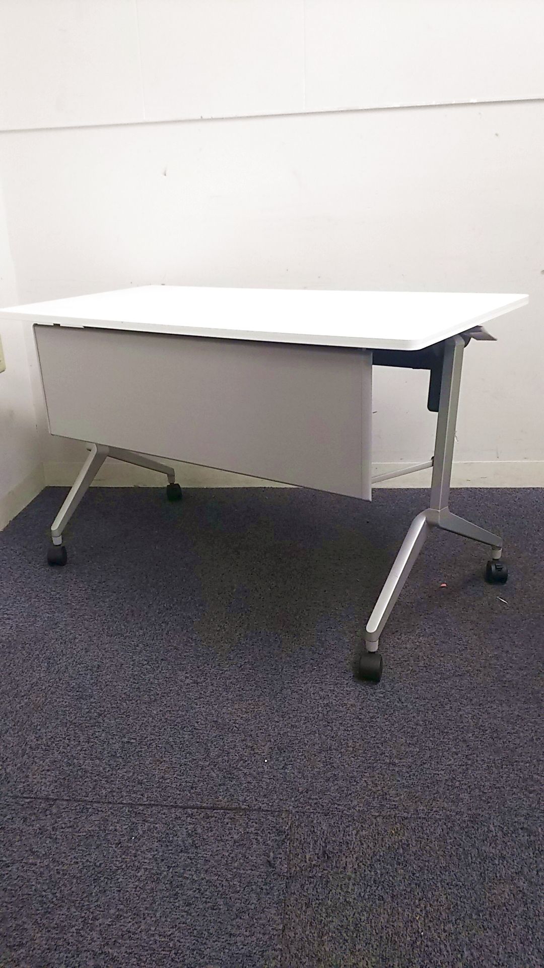 【2台限り】【天板目立つ切り傷あり】ホワイトの長机｜キャスター付きで移動が楽々！
                        リーフライン 
                                    中古
            