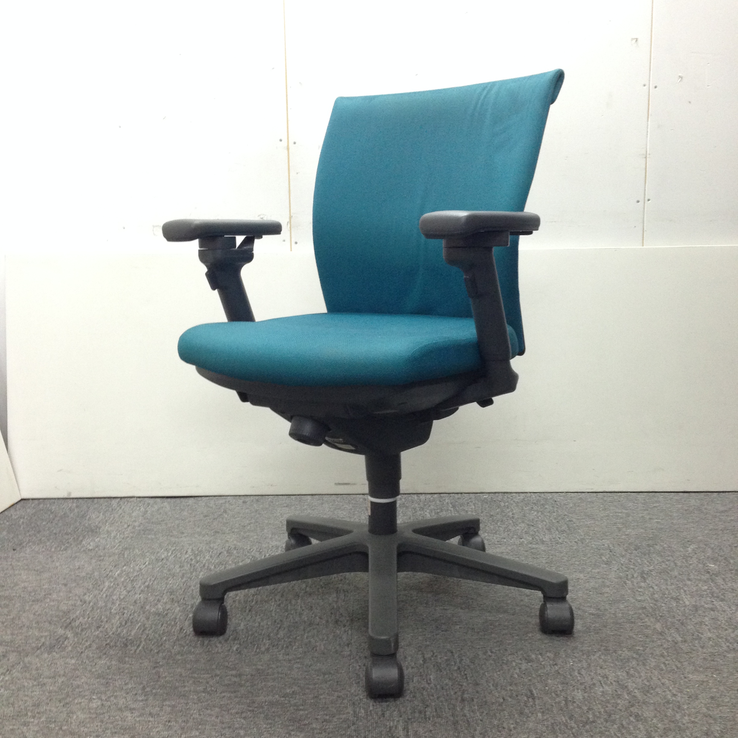 【6脚入荷】まとめて入れ替え承ります！コクヨ人気のトレンザチェア！可動肘チェアがこの価格で！
                        トレンザ 
                                    中古
            