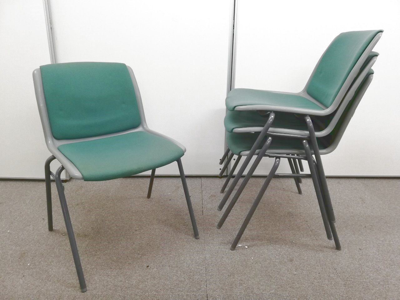 【4脚セットでの販売です】【重ねられるチェア！】会議やミーティングルーム用の定番のチェアです。数が少なくローコストですのでお早めに！！
                        その他シリーズ
                                    中古
            