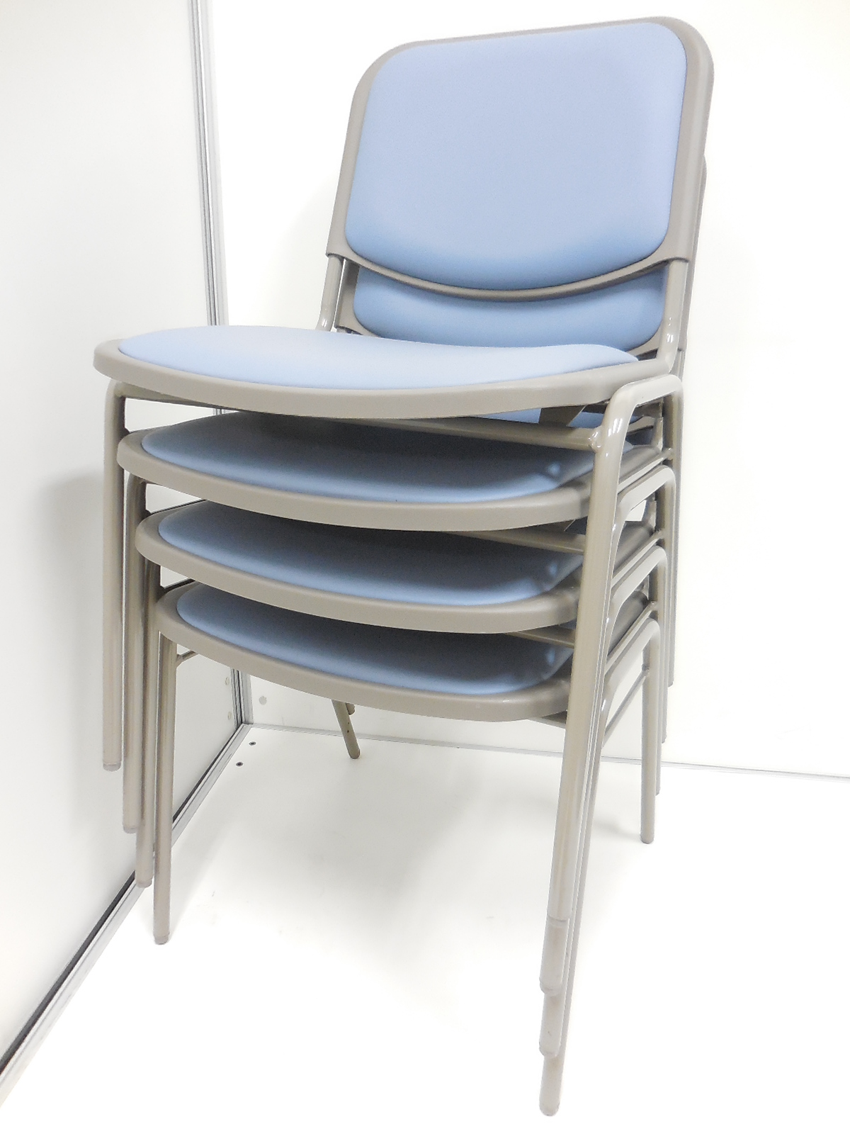 【4脚セットの為5%OFF】積み重ねて使用可能な為、休憩スペース、食堂でのご使用にオススメ！
                        その他シリーズ
                                    中古
            