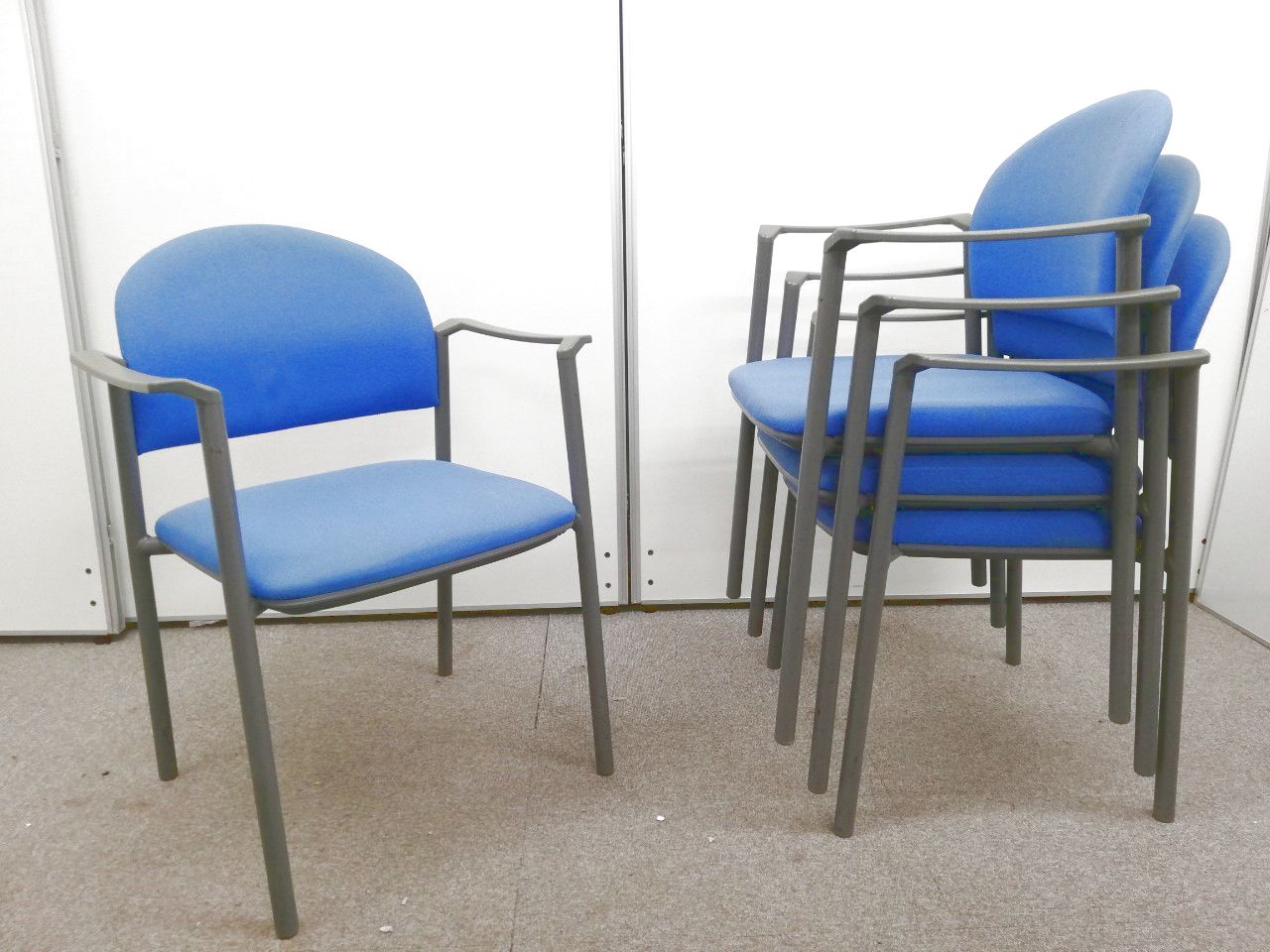 【4脚セットでの販売！】【肘付きで重ねられるチェア！】会議質やミーティングルーム用の定番商品！肘付きですのでリラックススペースに設置頂くのも良いですね！
                        No.2300
                                    中古
            