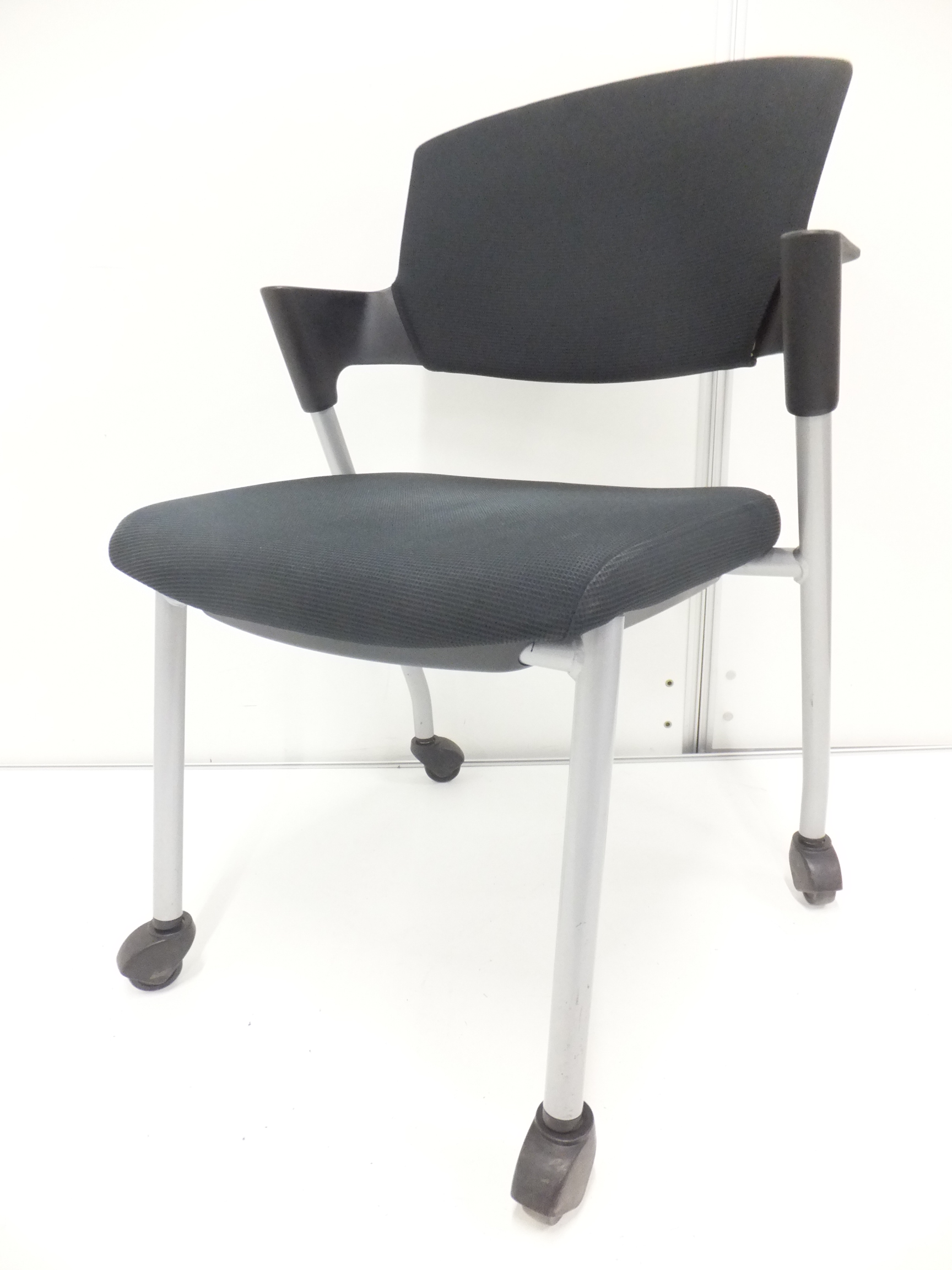 【意外に売れてるシリーズ！】縦に積み重ねてスペース確保！研修や、会議スペースにオススメ！
                        プロッティ（キャスター付）
                                    中古
            