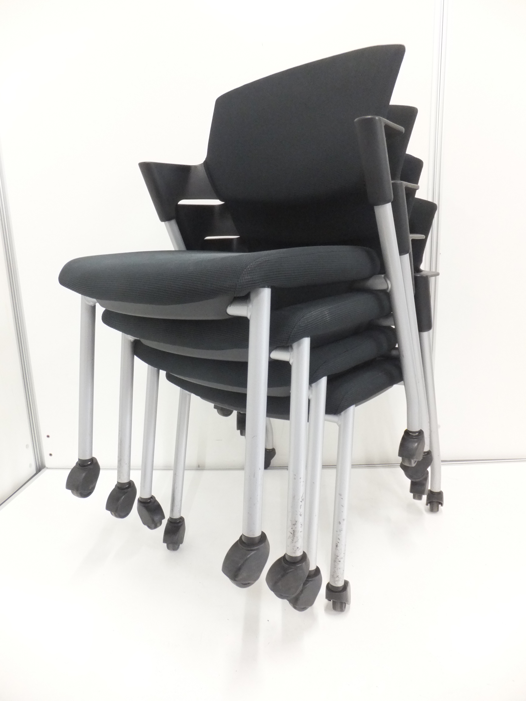 セットでお買い得！【意外に売れてるシリーズ！】縦に積み重ねてスペース確保！研修や、会議スペースにオススメ！
                        プロッティ（キャスター付）
                                    中古
            