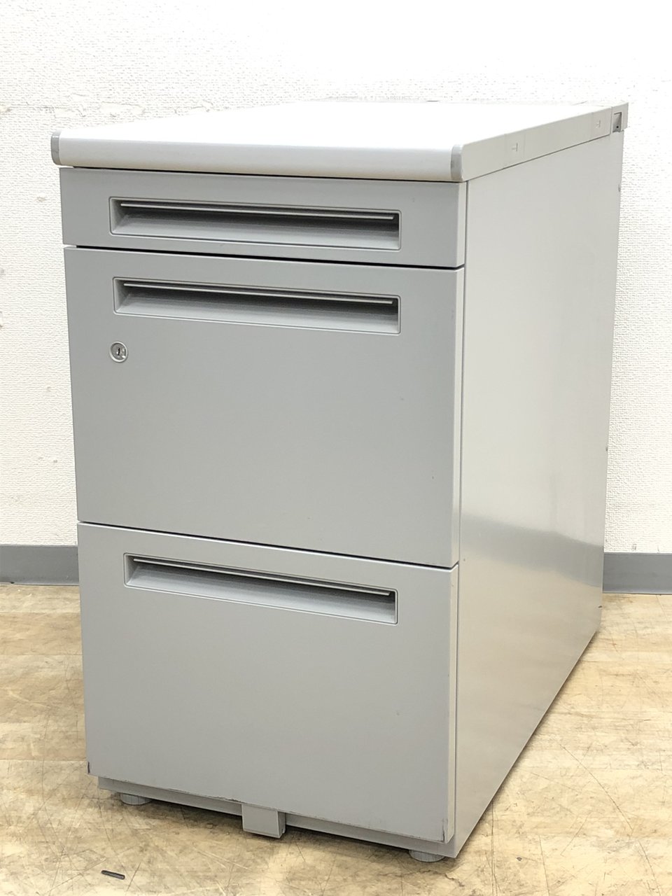 【机の延長や収納増やすのにオススメ！】■ウチダ製・FEED（フィード）　■3段脇机・グレーカラー【中古】【オフィス家具】【東京】【大阪】【愛知】【岐阜】
                        Feed 
                                    中古
            