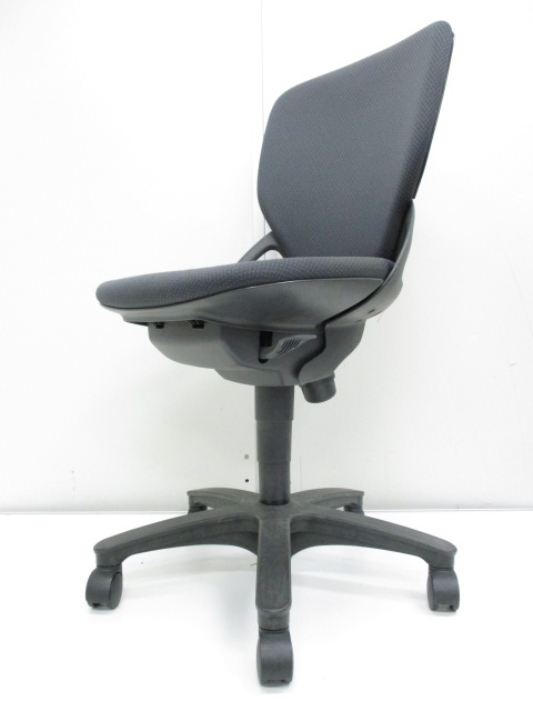 【デスクワークにオススメ!!】コンパクトなフォルムが特徴!!落ち着きのあるグレー!!
                        プレーゴ
                                    中古
            