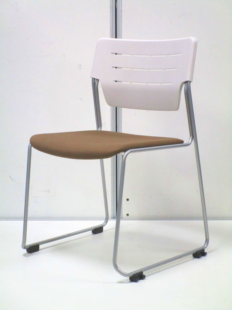 【今なら16脚そろってご提案！】耐久性抜群のイトーキ製スタッキングチェア！落ち着いたブラウンで会議も捗ること間違いなし！！
                        エレック
                                    中古
            