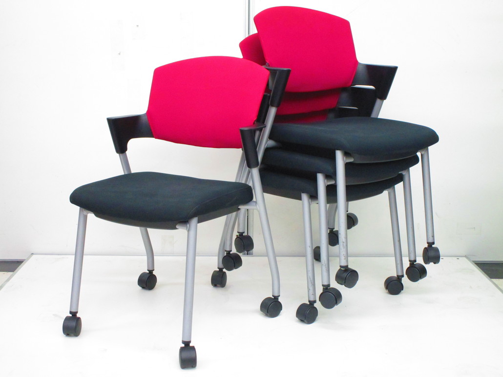 【10％OFF！お得なセット！】ちょっとした肘掛けがアクセント！■重ねて収納可能
                        プロッティ（キャスター付）
                                    中古
            