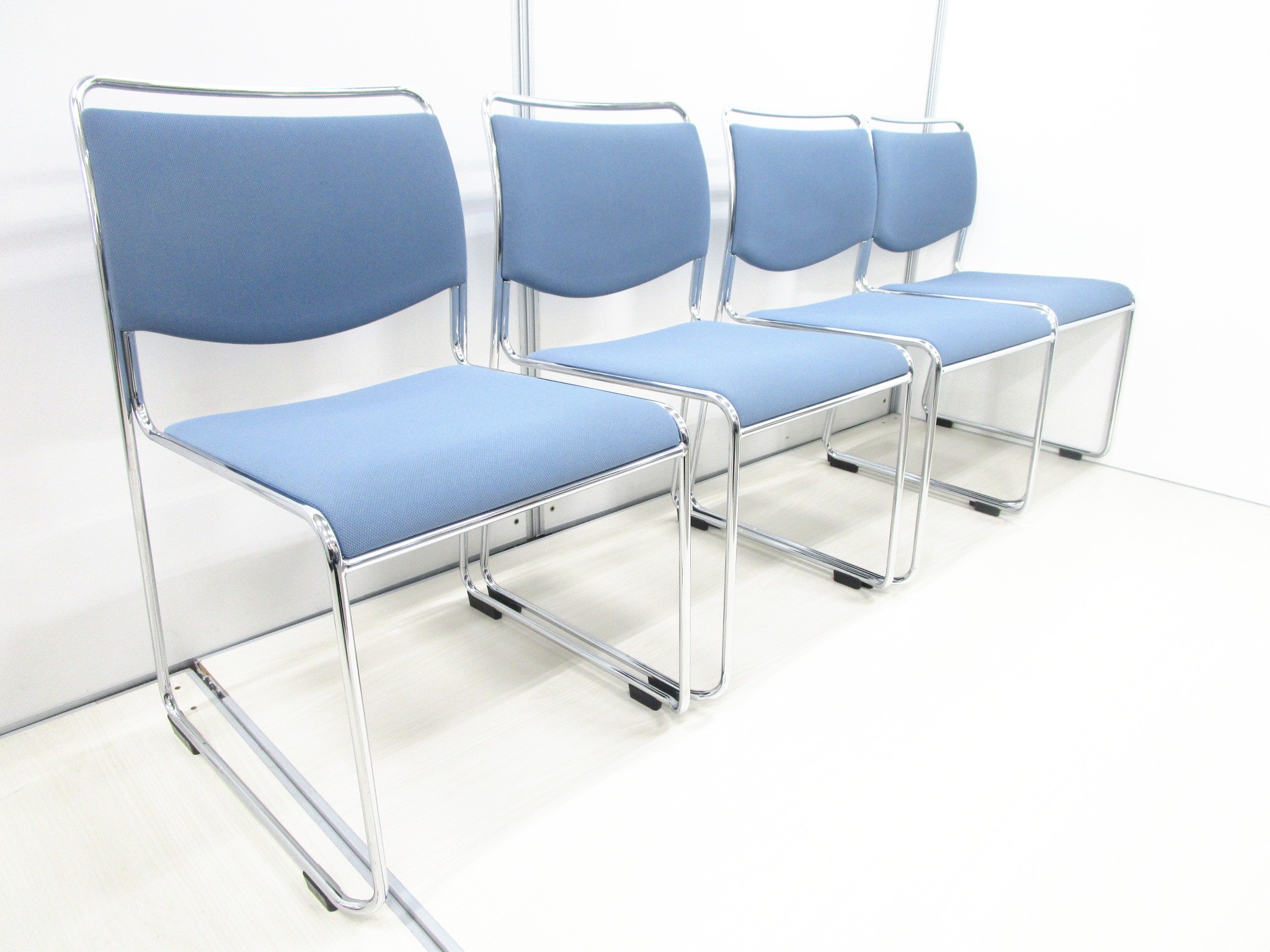 どのオフィスにも馴染めるブルーカラー！
ミーティングや休憩スペースに！
                        その他シリーズ
                                    中古
            