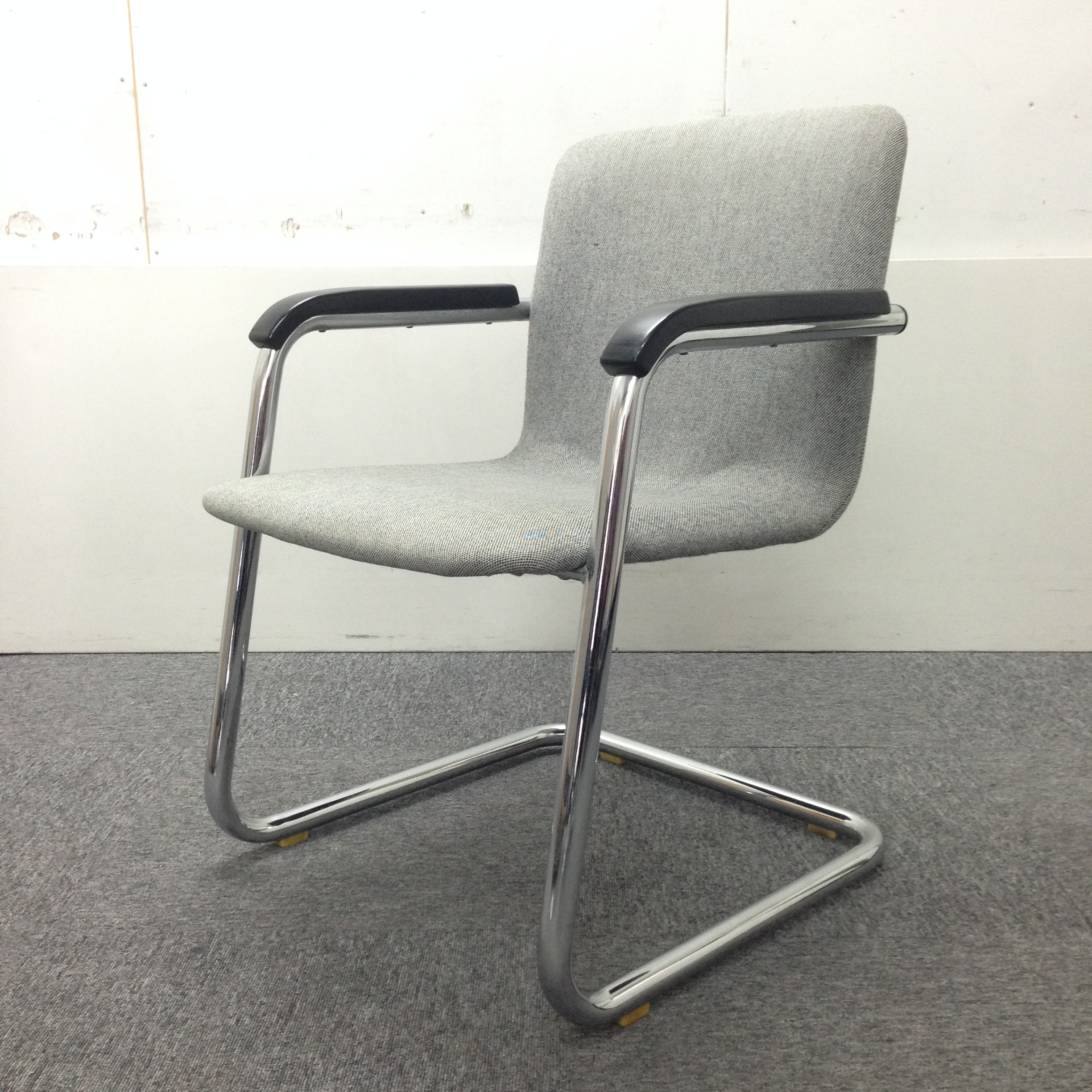 スタッキングチェア！おしゃれなグレー色でミーティングルームや相談室などにあうチェア！【2脚入荷】
                        その他シリーズ
                                    中古
            