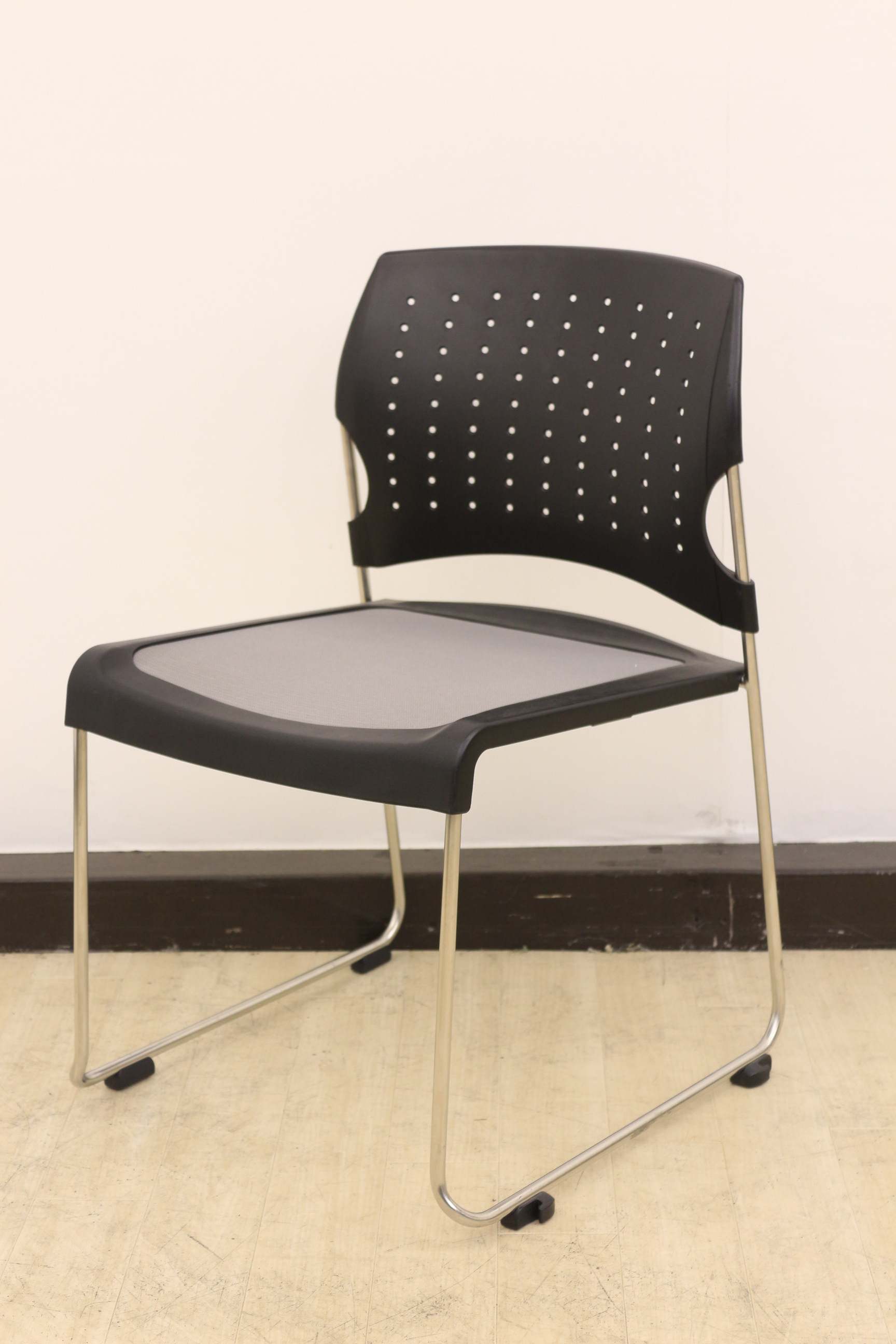 【残りわずか！】【積み重ね可能な便利な会議用チェアが大量入荷！】座面メッシュの為、蒸れる心配無用です！
                        プレド 
                                    中古
            