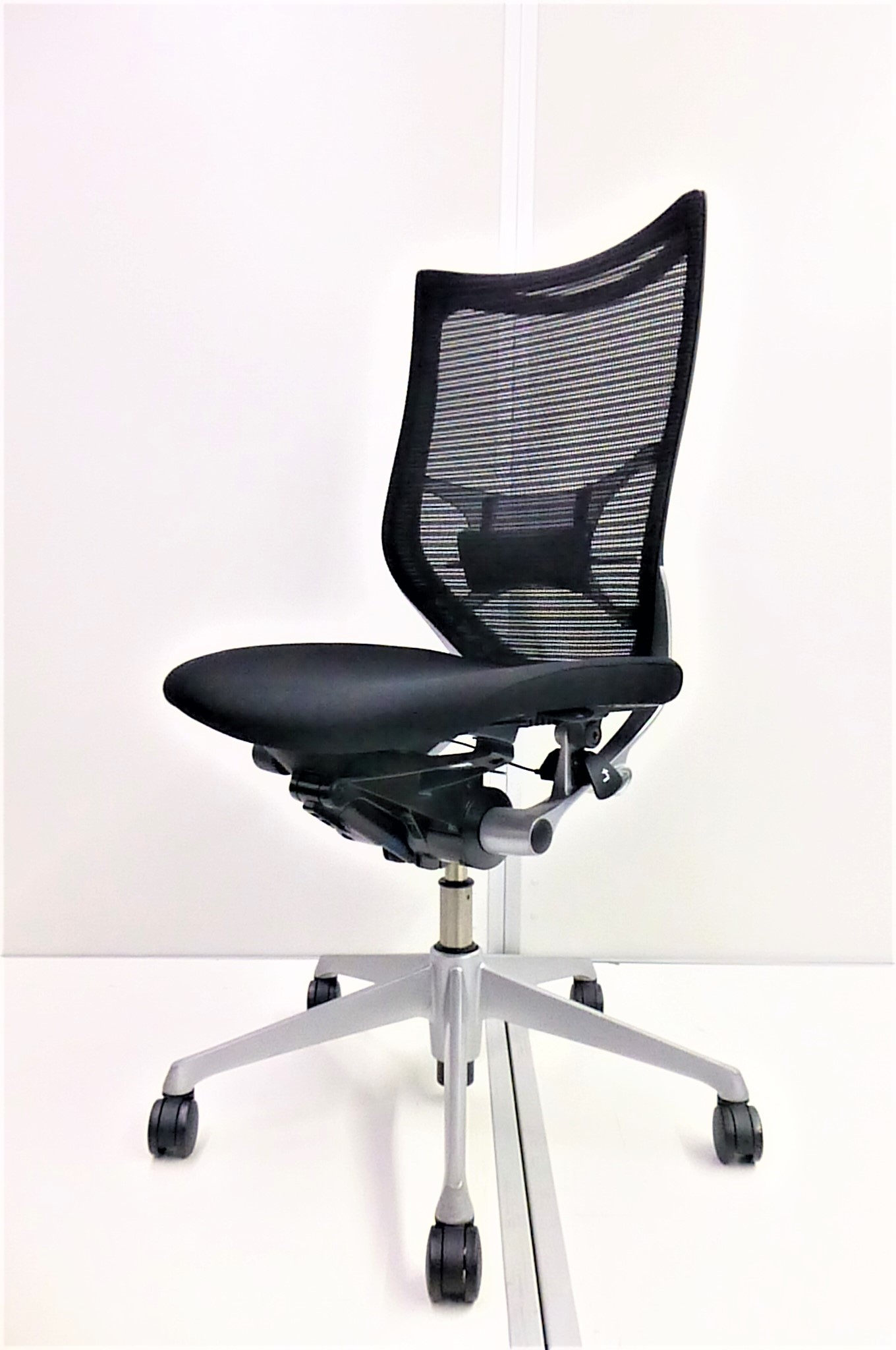 【KS】【クレジット可能】使う人に新たなインスピレーションを与え続ける最高級エルゴノミックメッシュチェア ランバーサポート付き
                        バロン
                                    中古
            