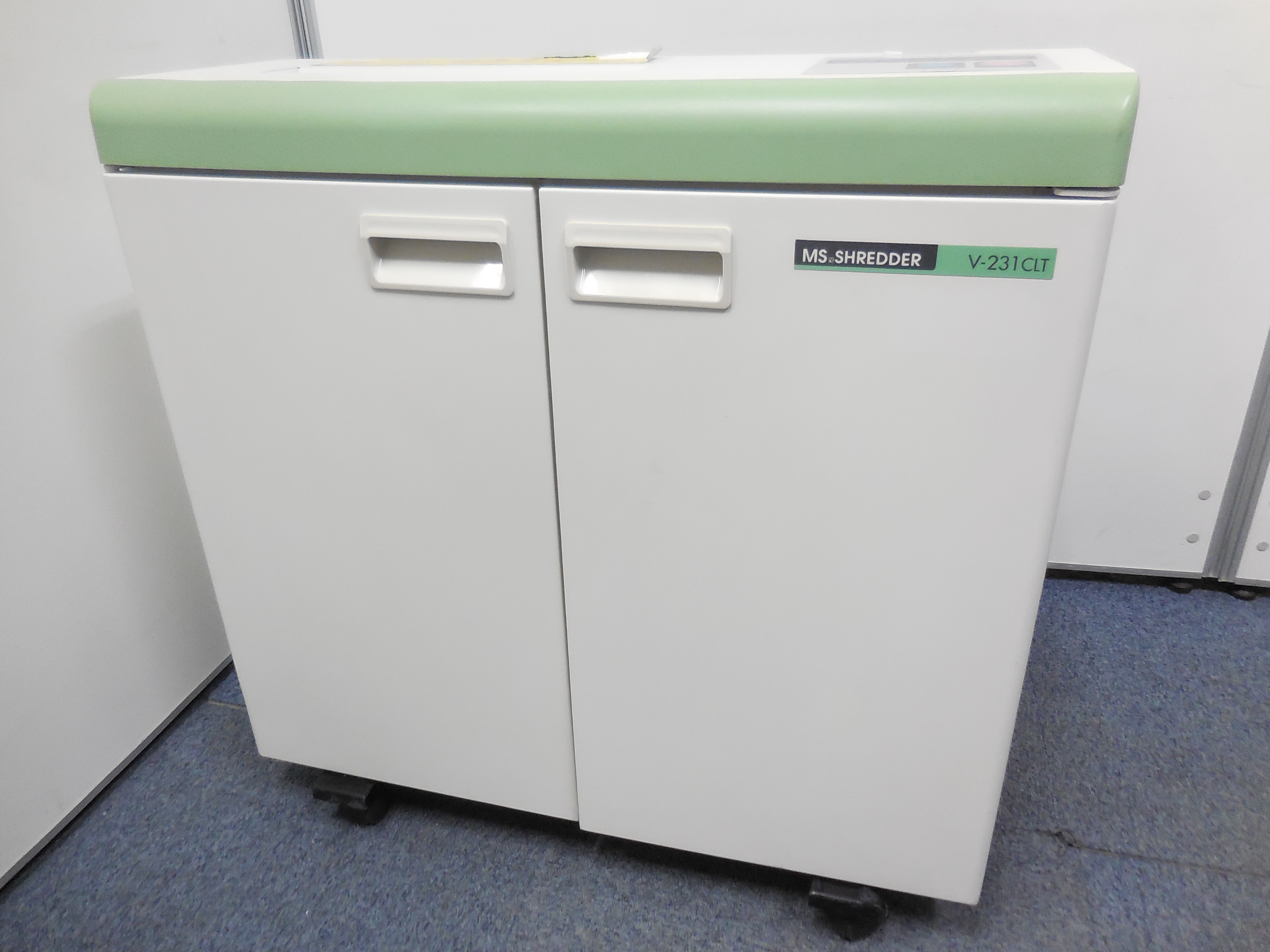 【個人情報の取り扱いを見直す機会にいかがでしょうか？】縦切りと横切りを一度に行うカット方式！細断クズはチップ状にミリ単位で細断されクズの収容能力を高めます！


                        Vシリーズ
                                    中古
            