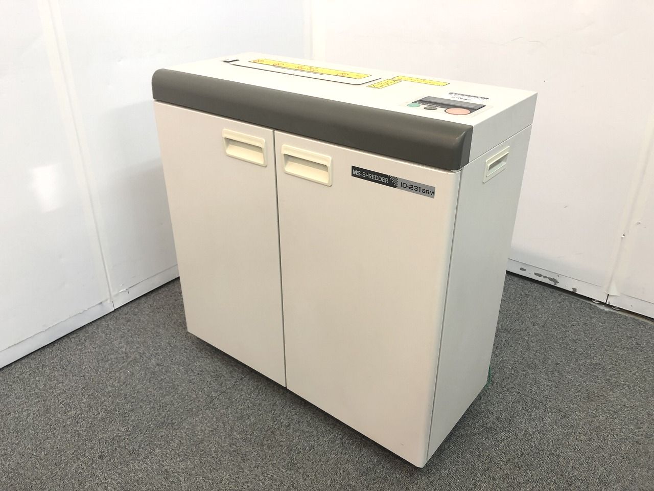 【人気のコンパクトサイズでも機能性バツグンな定格細断枚数約１５枚のシュレッダーです！！】
                        IDシリーズ
                                    中古
            