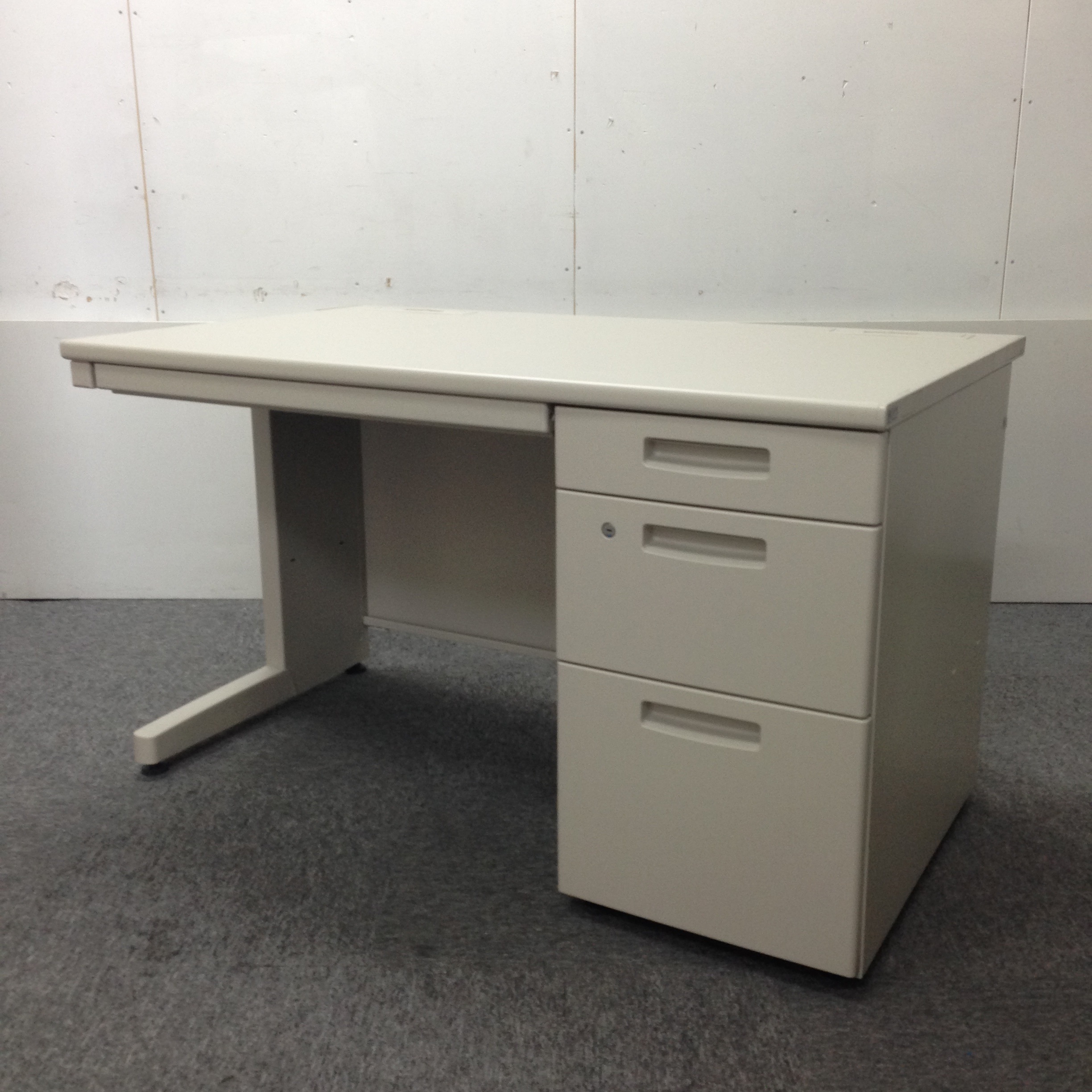 【18年製】安定の収納力☆人気の片袖デスク【定番デスク】
                        新BS
                                    中古
            