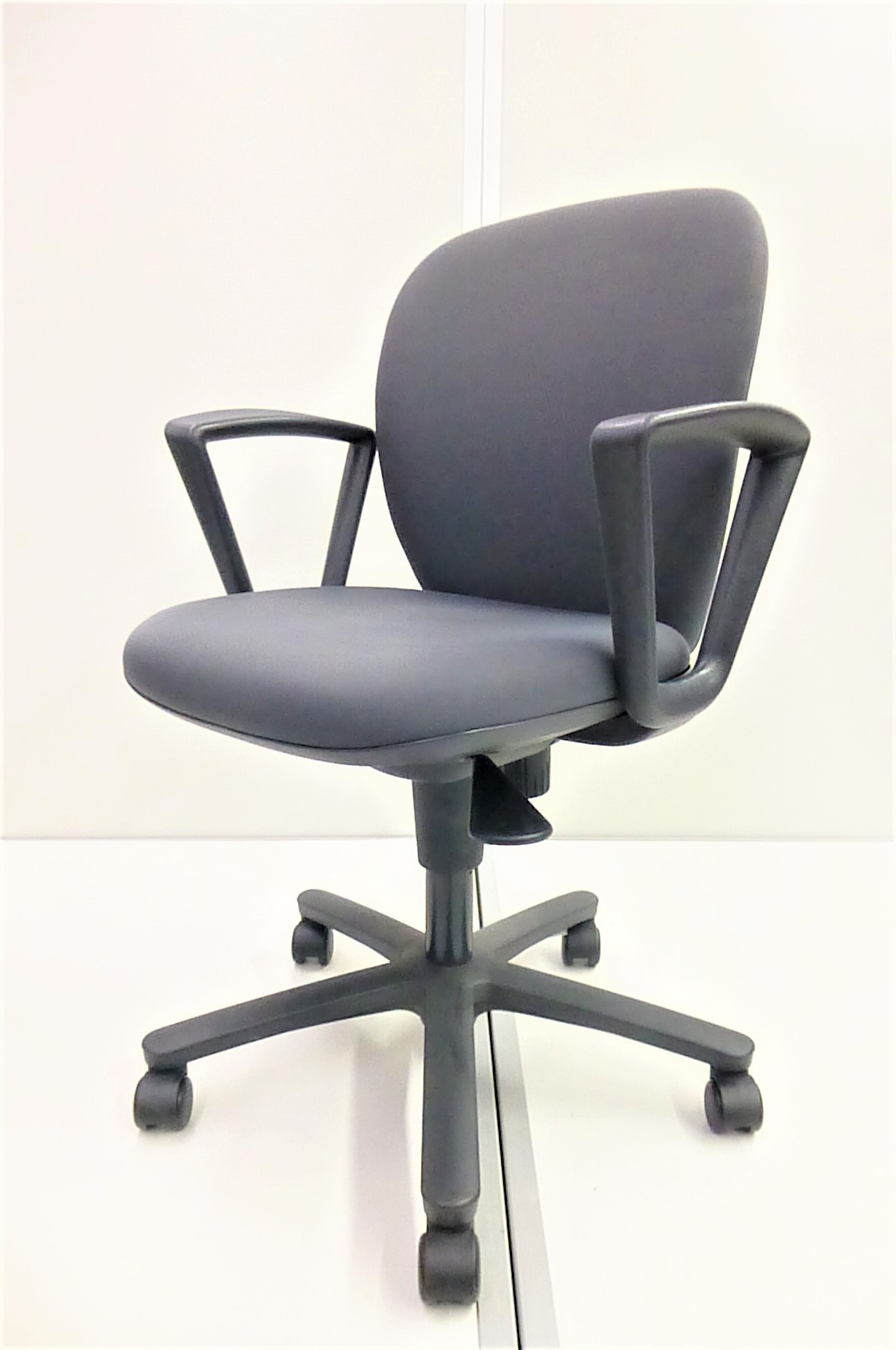 【KS】【安いイスをお探しの方！】【状態良好】汚れの目立ちにくいグレーのチェア！一流メーカーです！
                        リエット
                                    中古
            