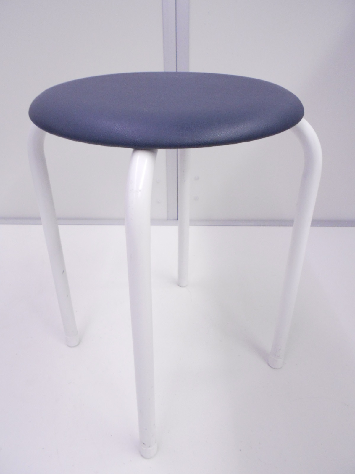 【KS】[シンプルイズベスト]丸椅子　ちょっとした使用用途に!
                        -
                                    中古
            