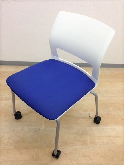 【ミーティングチェア】国内メーカー製で丈夫！清潔感あふれるブルー＆ホワイトチェア入荷！
                        160シリーズ
                                    中古
            