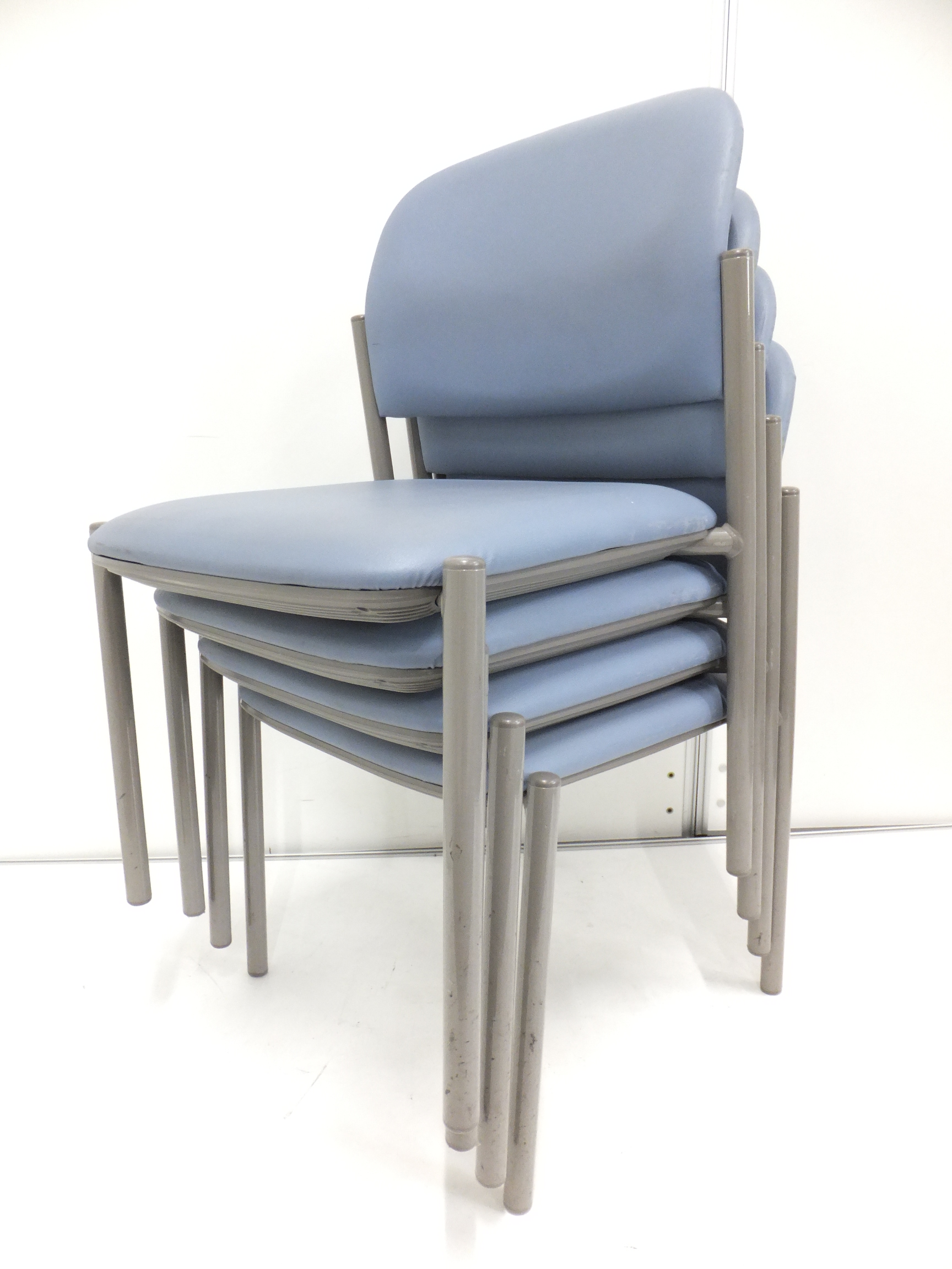 【4脚セット商品】国産スタッキングチェア4脚セット！ クッション性もよく、長時間の着座でも疲れにくい！
                        その他シリーズ
                                    中古
            