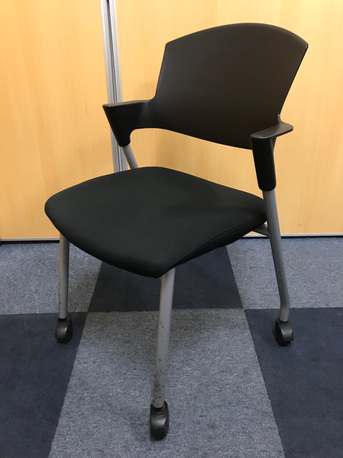 【シックなブラック！！】コクヨ製！！プロッティ！！キャスター付き！！重ねて収納！！【有名シリーズ！！】
                        プロッティ（キャスター付） 
                                    中古
            