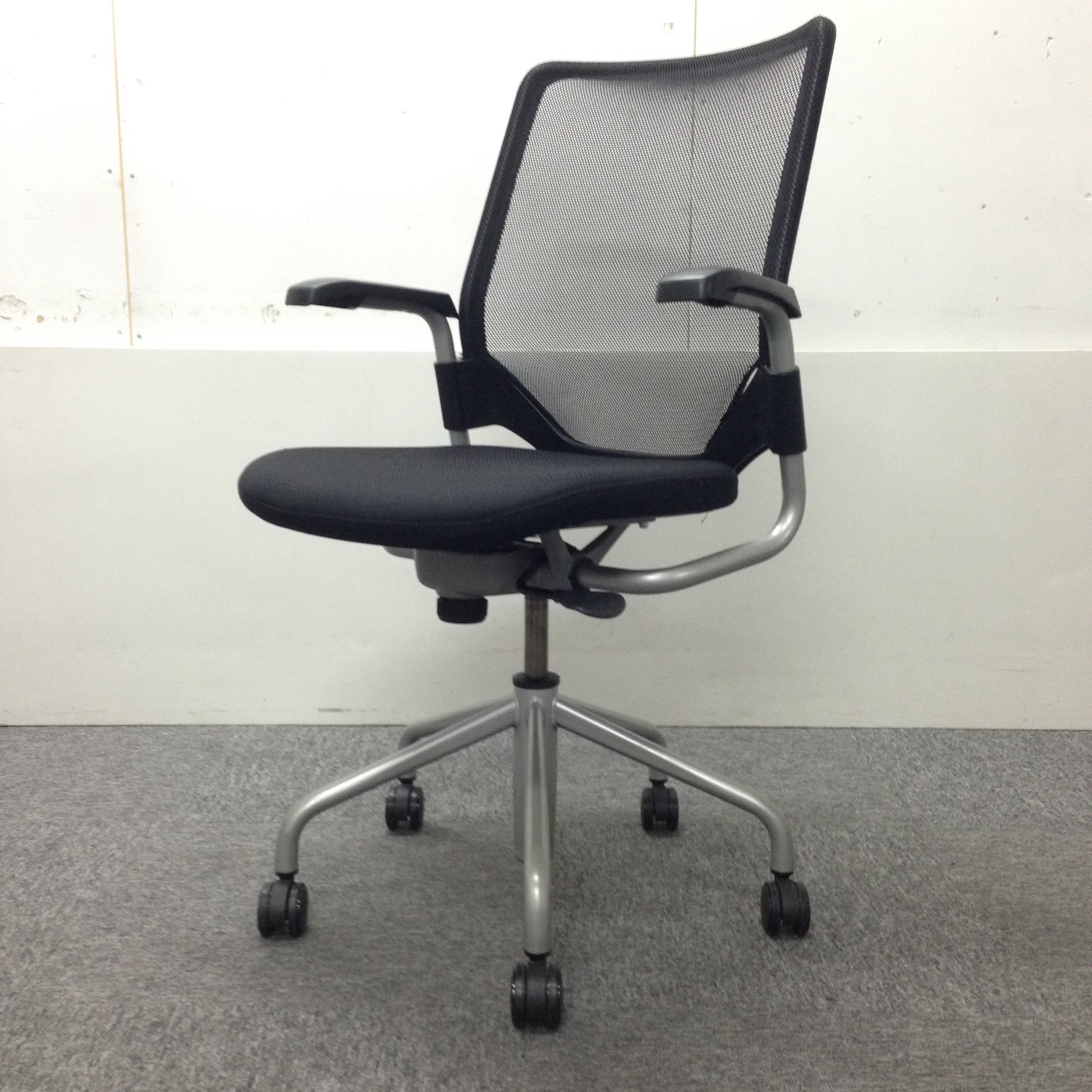 【ミーティングチェア】長時間の会議も快適☆メッシュチェア【メッシュ】
                        エアリ 
                                    中古
            