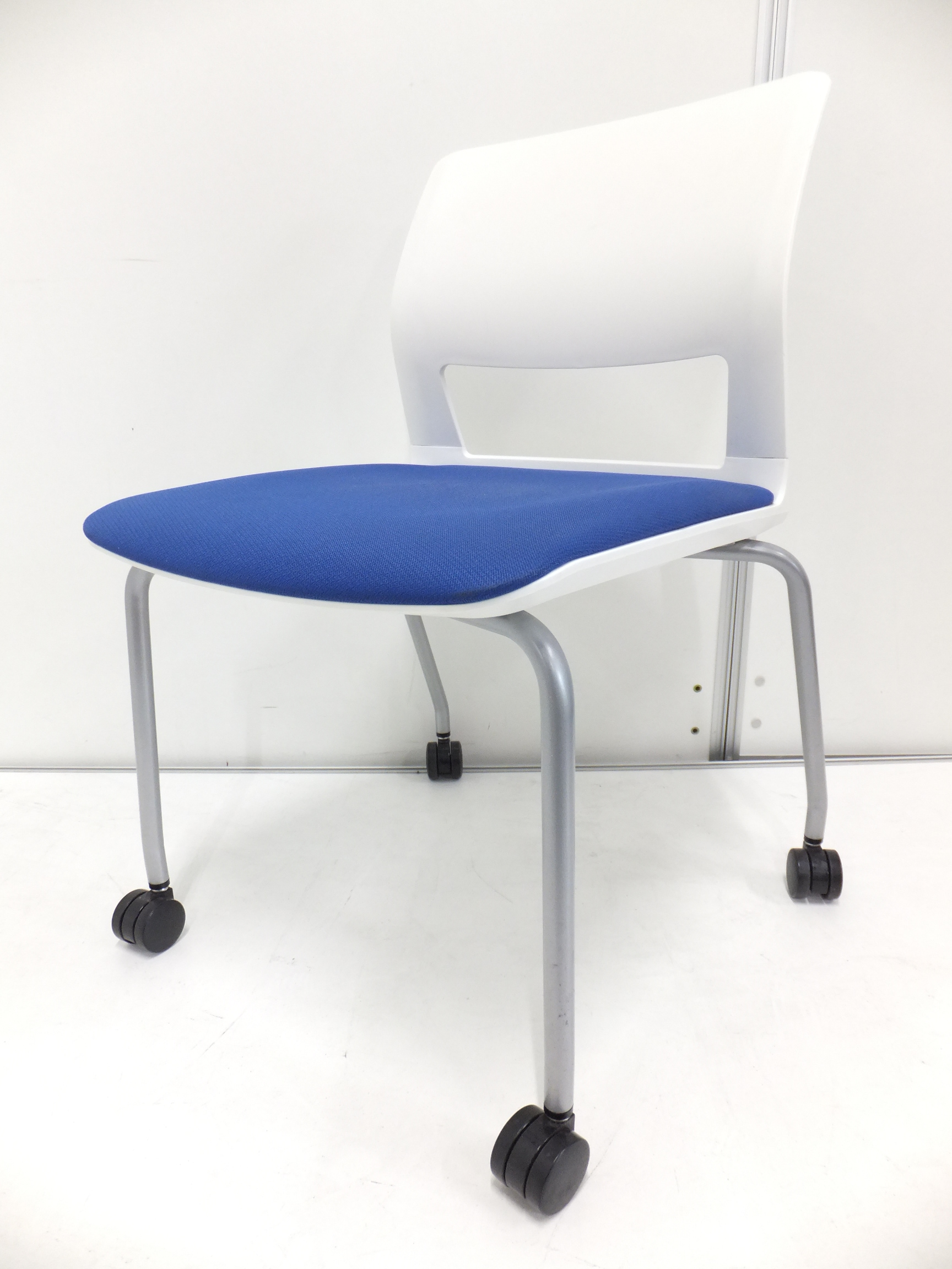 【専門業者によるクリーニング済み】大量ロット入荷！キャスター付きスタッキングチェア！キャスター付き！
                        160シリーズ 
                                    中古
            