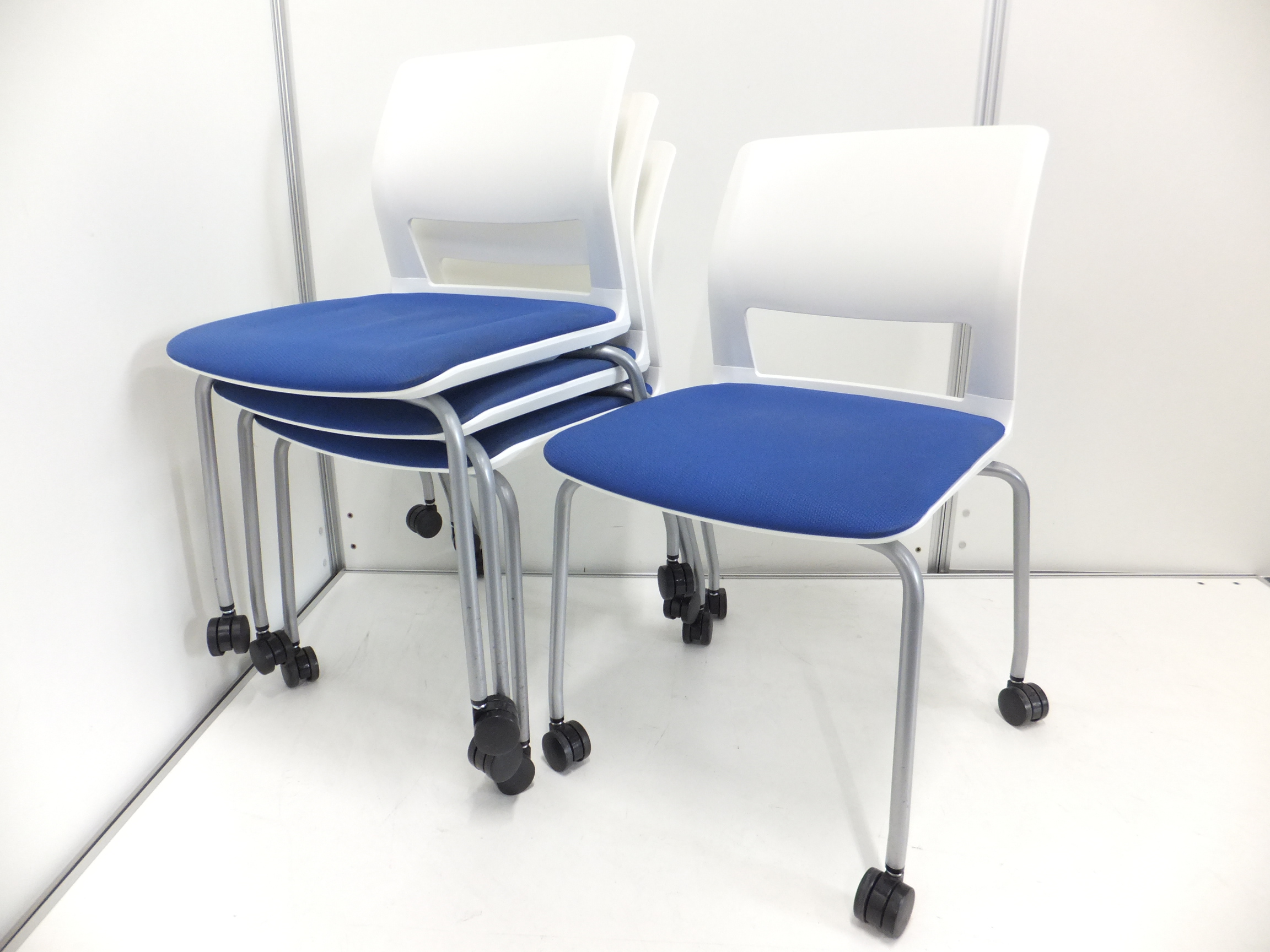 【4脚セット商品】コクヨの定番スタッキングチェア！キャスター付き移動もらくらく！セットで安くお得！
                        160シリーズ 
                                    中古
            