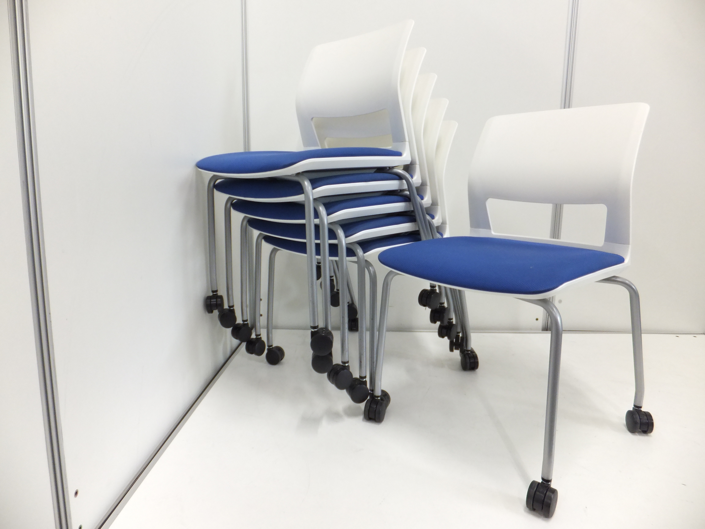 【6脚セット商品】会議室のチェアの入替に最適！纏めてのセットなので通常販売価格の10％オフ！
                        160シリーズ 
                                    中古
            