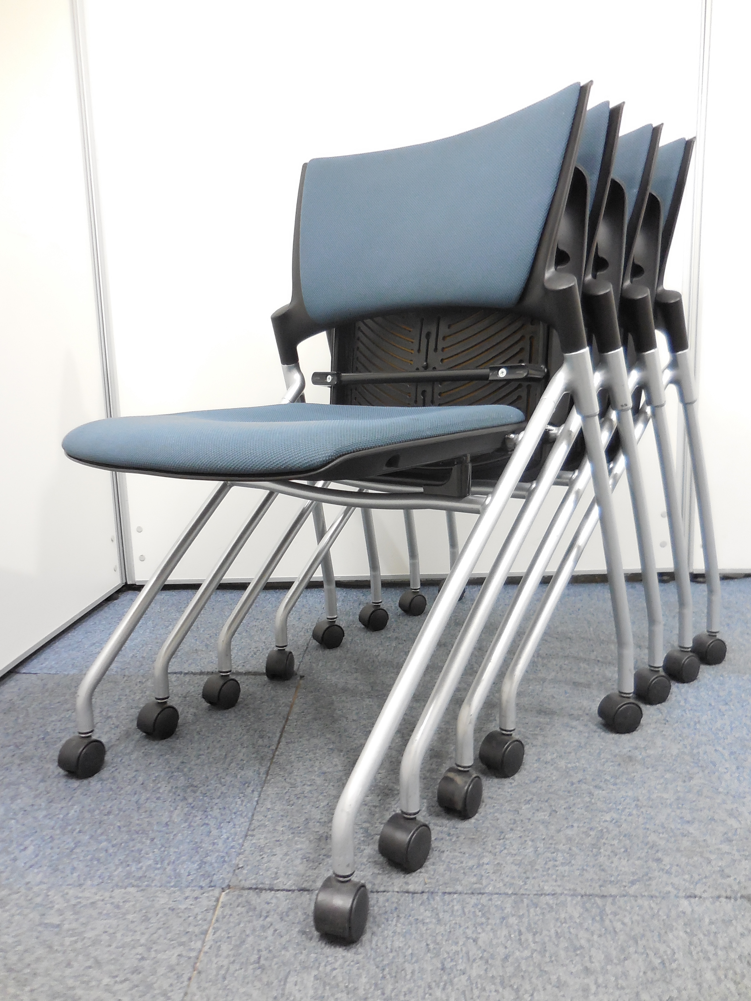 【4脚セットの為、10%OFF】デザイン性、品質共に高いネスティングチェアが大量入荷！座面も跳ね上げ可能で収納しやすいです！
                        マノス 
                                    中古
            