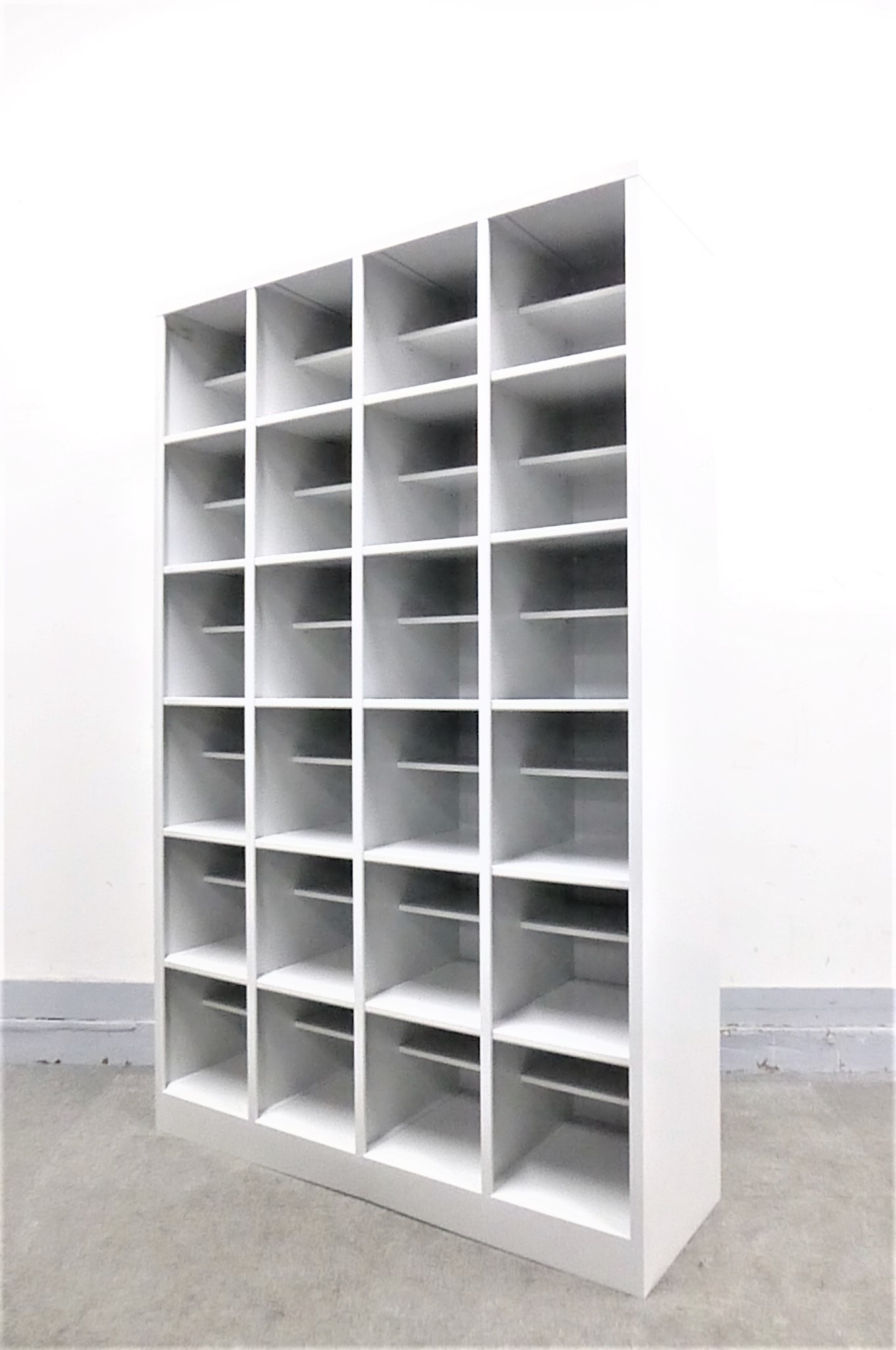 【KS】【限定1台の未使用品‼】早い者勝ち！新品定価7万～の商品！24人用シューズボックス‼仕切り板付き　ホワイトグレー
                        -
                                    新古品
            