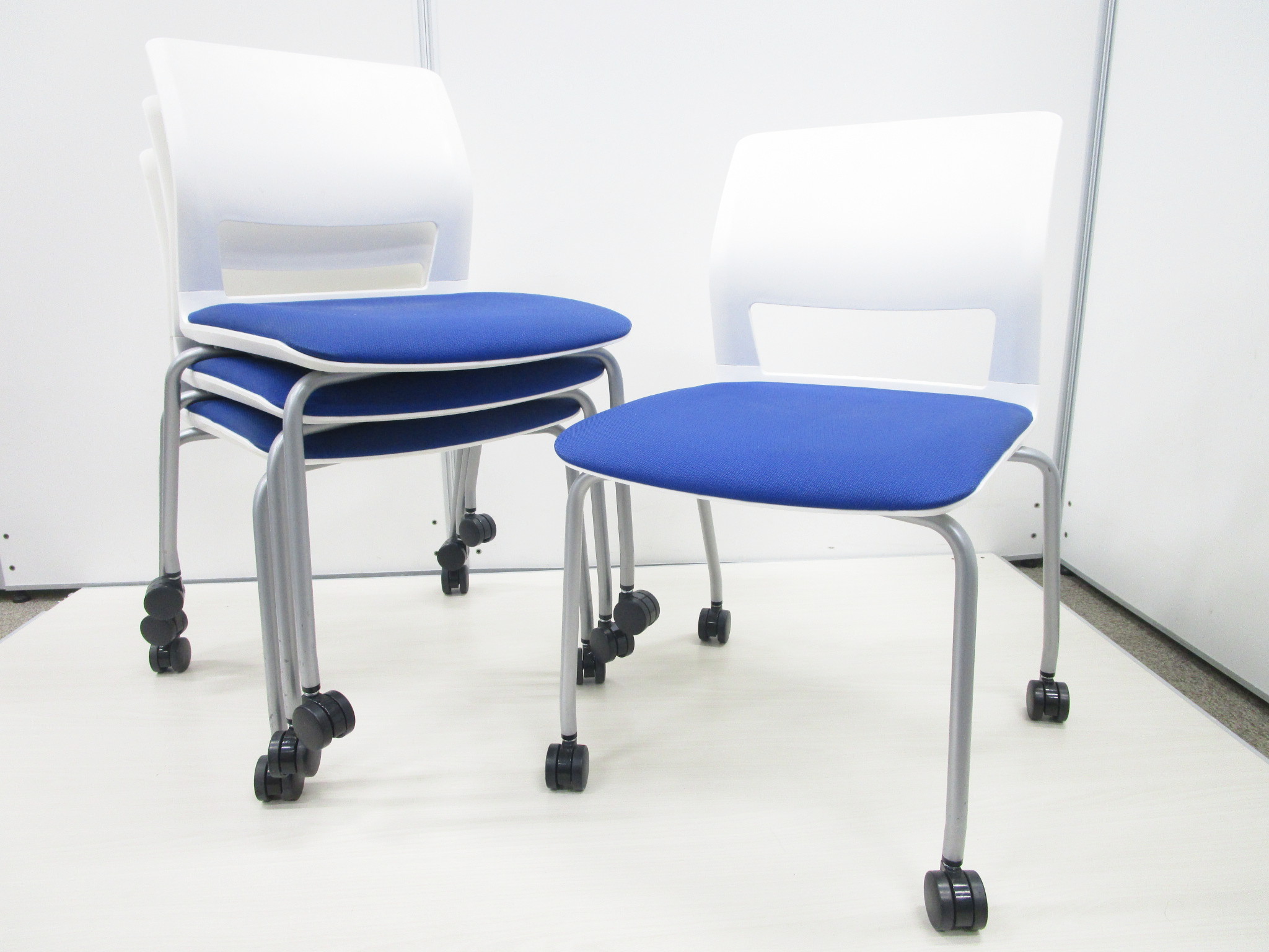 【お得な4脚セット！】■コクヨ製・スタッキングチェア　■160シリーズ　■キャスター付き
                        160シリーズ
                                    中古
            