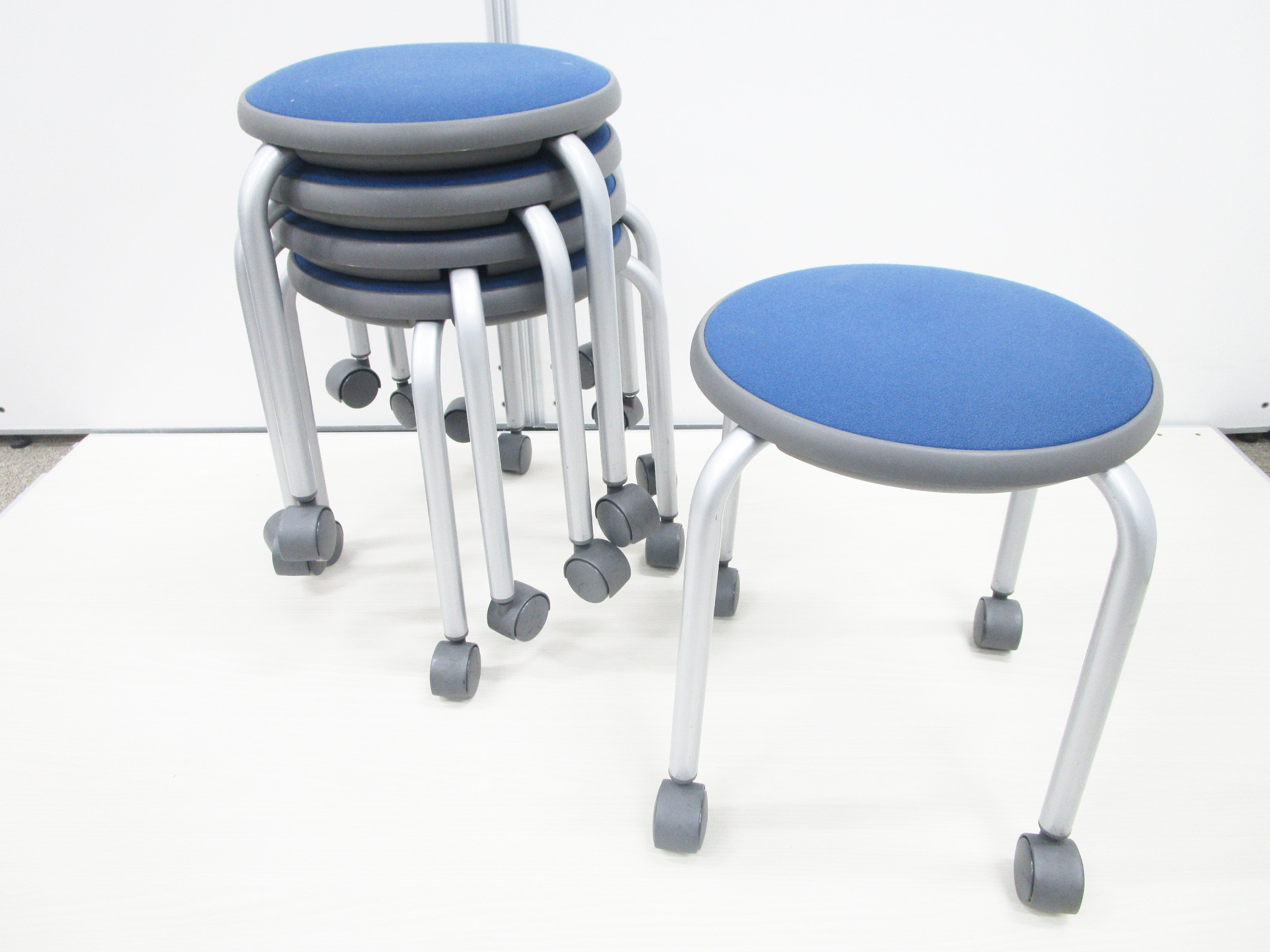 【5脚セット！】■コクヨ製・丸椅子　■ブルーカラー　■オフィス以外の飲食店や塾、工場、病院等でも！
                        その他シリーズ
                                    中古
            