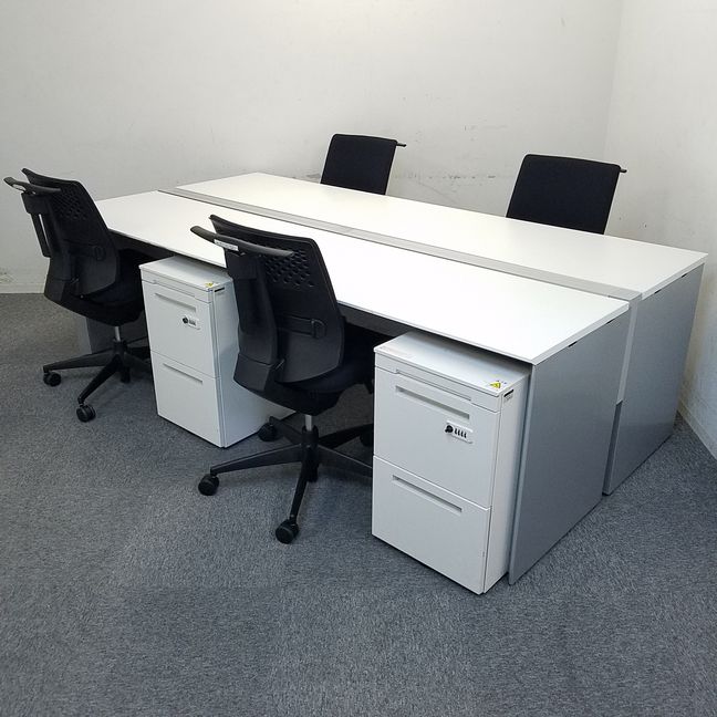 【4名様使用推奨/W2400】【フリーアドレスデスク】【チェアワゴンセット】大きすぎず小さすぎないとても需要があるサイズのフリーアドレスデスクとなります！
                        ワークヴィスタ
                                    中古
            