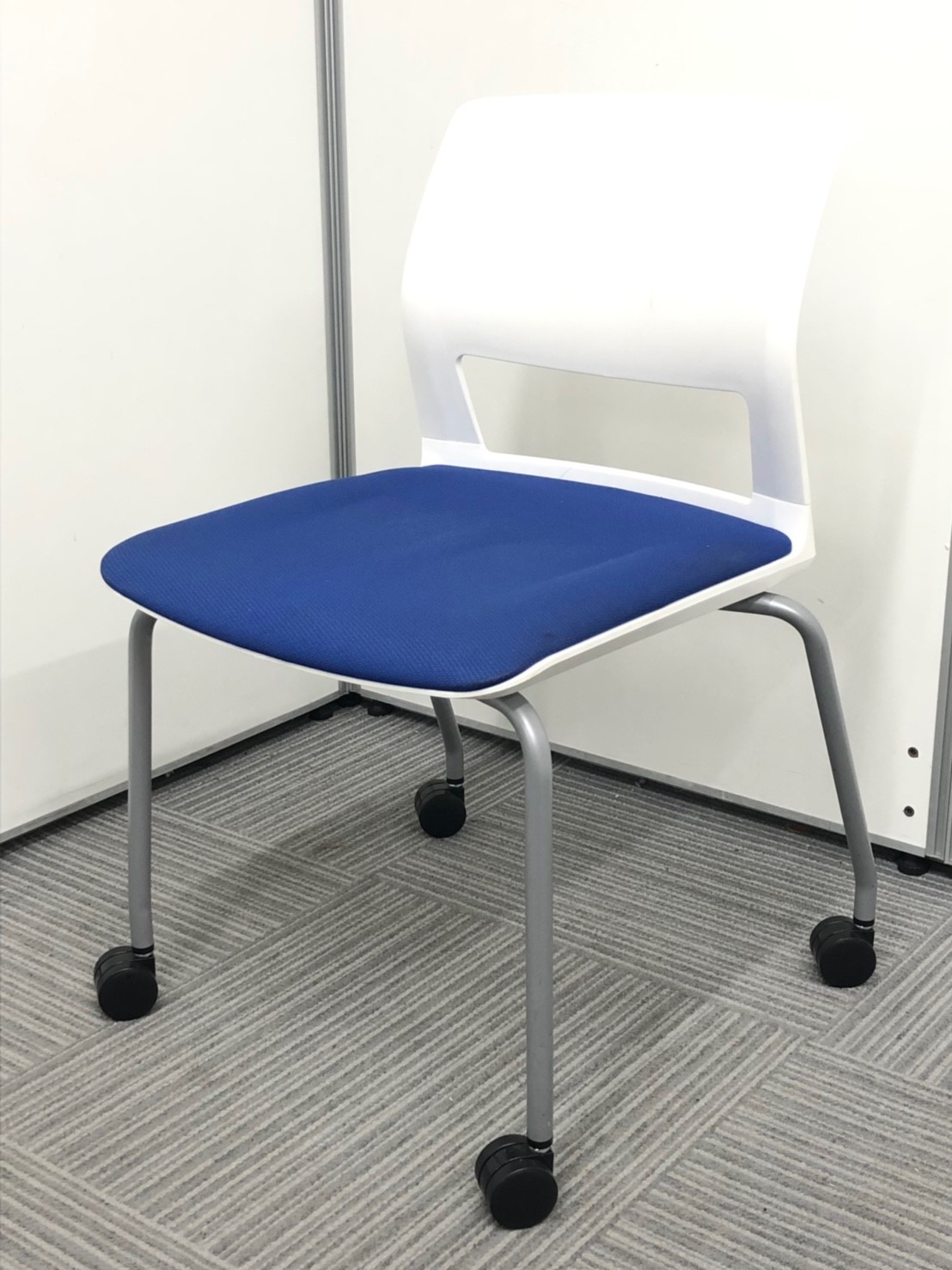 数揃います！ホワイトと明るいブルーカラーで清潔感ある会議室におすすめ！【ミーティングチェア】【会議用チェア】【スタックチェア】
                        160シリーズ
                                    中古
            