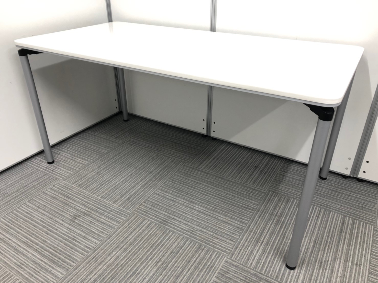 4つ足のシンプルなホワイトテーブル！シルバーとホワイトがカッコいい仕様に。※訳あり商品の為、商品説明をご確認ください。
                        BT-500 
                                    中古
            