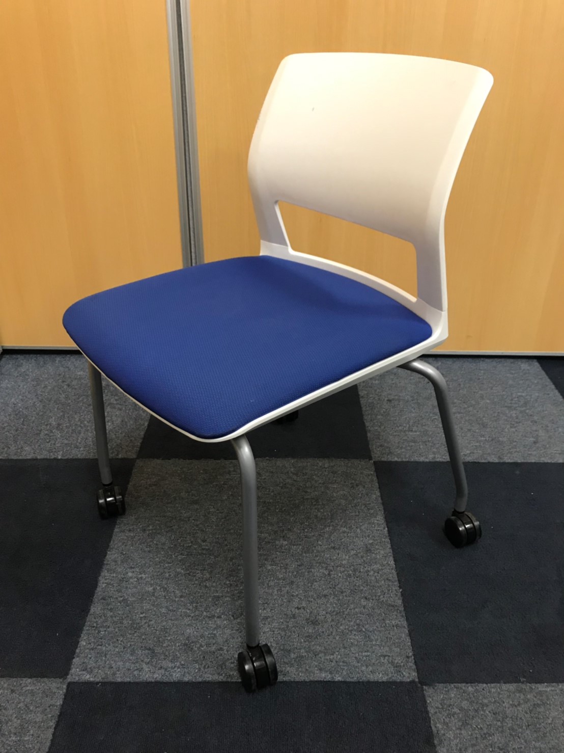 【綺麗なブルー！！】スタッキングチェア！会議用チェア！ミーテイングチェア！キャスター付き！【背面はホワイト！！】
                        その他シリーズ
                                    中古
            