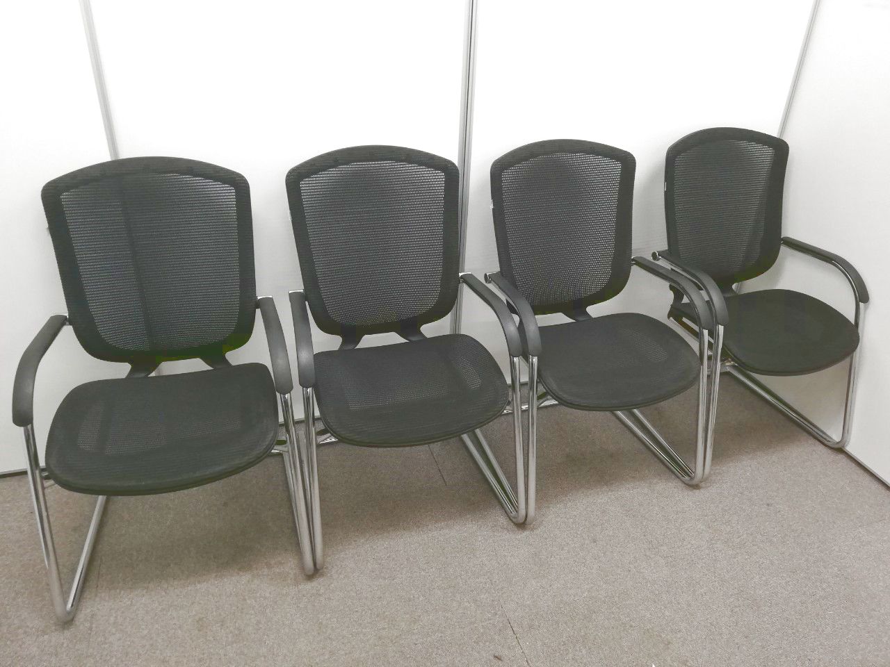 【お買い得な4脚セット！】【カッコよすぎるミーティングチェア！！】高級チェアで有名なコンテッサのミーティングチェアが入荷致しました！お洒落なデザインなのでご自宅にも！！
                        コンテッサ
                                    中古
            