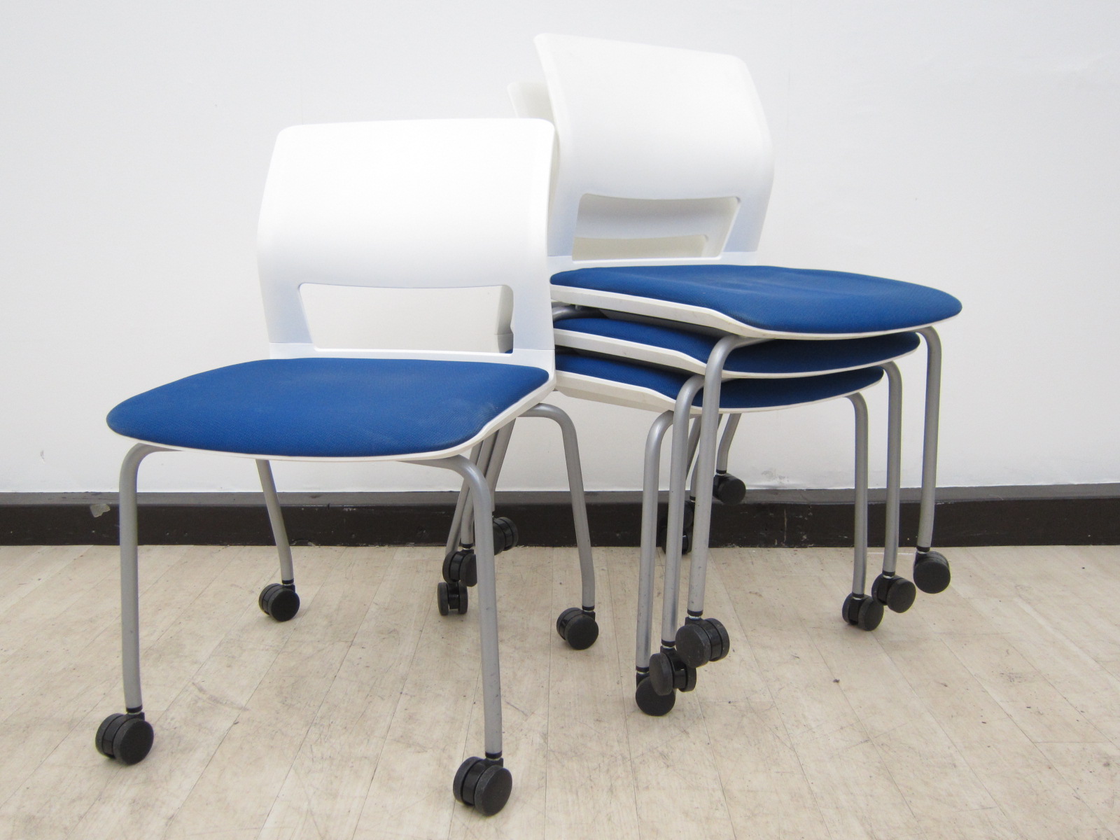 【4脚セット！！】【10%OFF！！】スタック可能なチェア！キャスター付き！纏めて収納可能です！【ブルー×ホワイト！！】
                        その他シリーズ
                                    中古
            