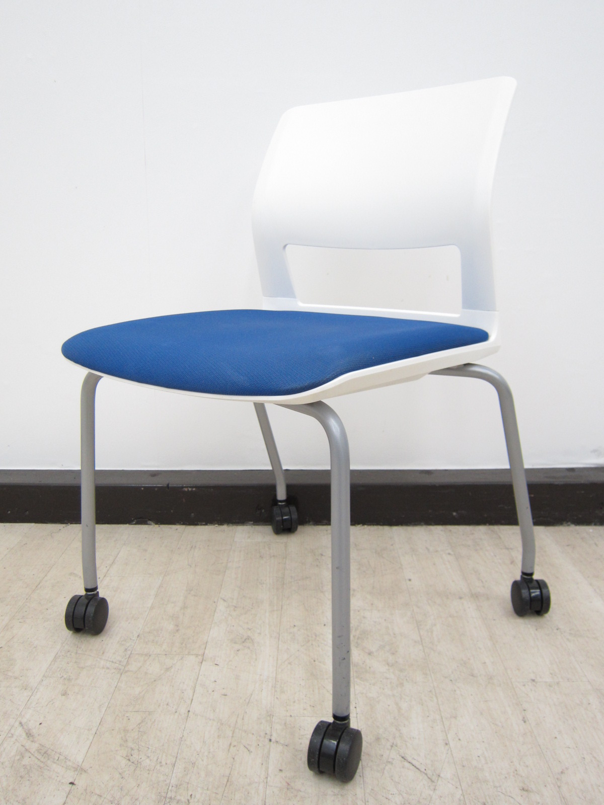 【国内メーカー品！】ブルー×ホワイトの落ち着いた配色！重ねて収納できます！【キャスター付き！】
                        その他シリーズ
                                    中古
            