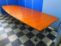 明るい木製の大型テーブル！8名～10名様のご使用がオススメの希少ミーティングテーブル