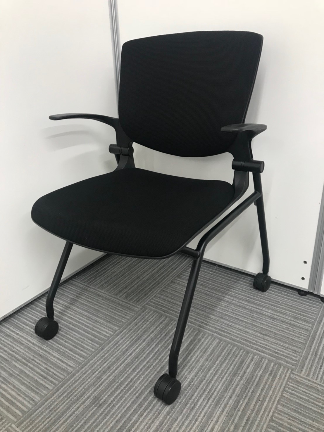 キャスター付きのミーティングチェア入荷！座面も折りたたむことが出来る人気シリーズ！
                        グラータ
                                    中古
            