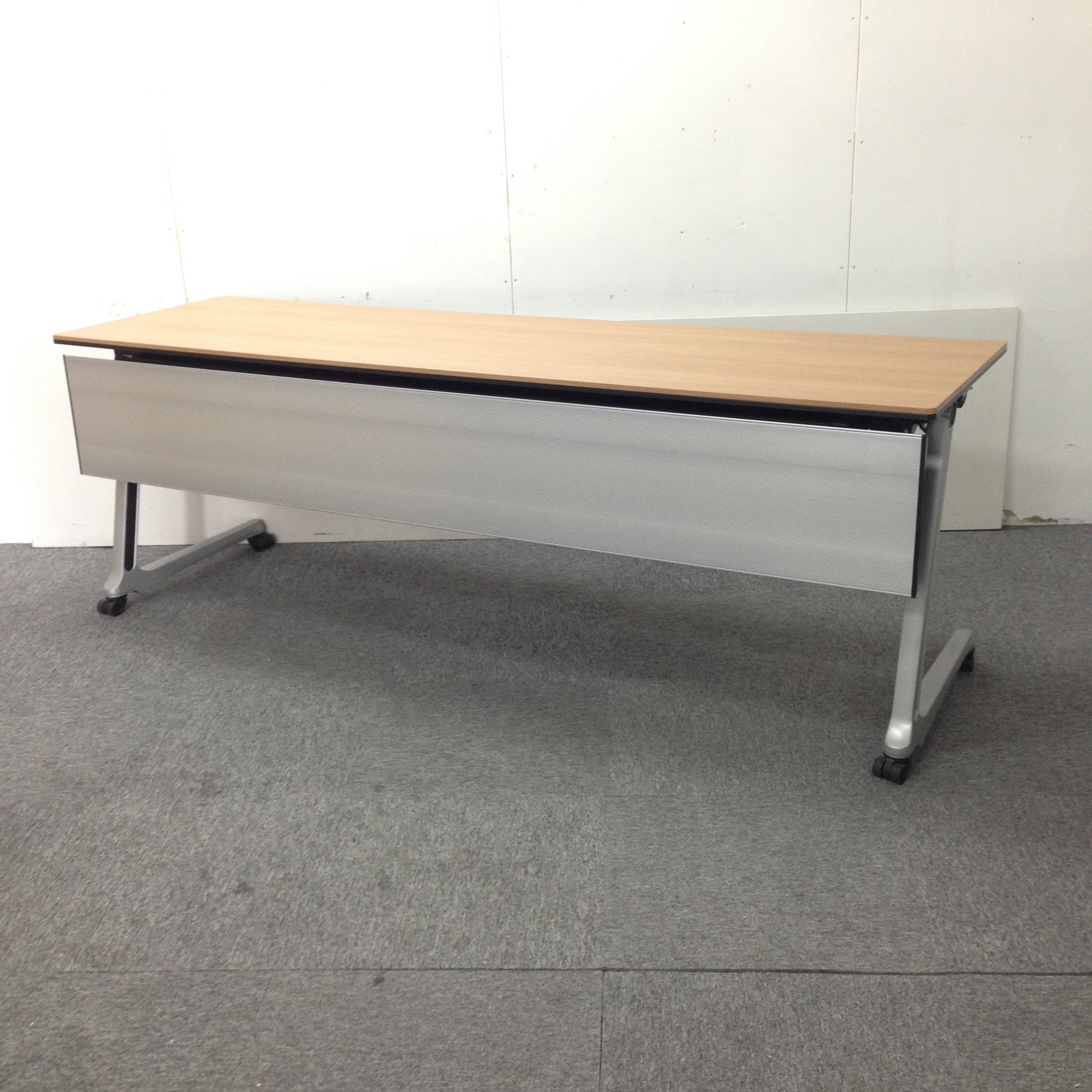 【レア】幅広く使える！2100㎜スタックテーブル！高級感があります☆
                        インターアクトPRO 
                                    中古
            