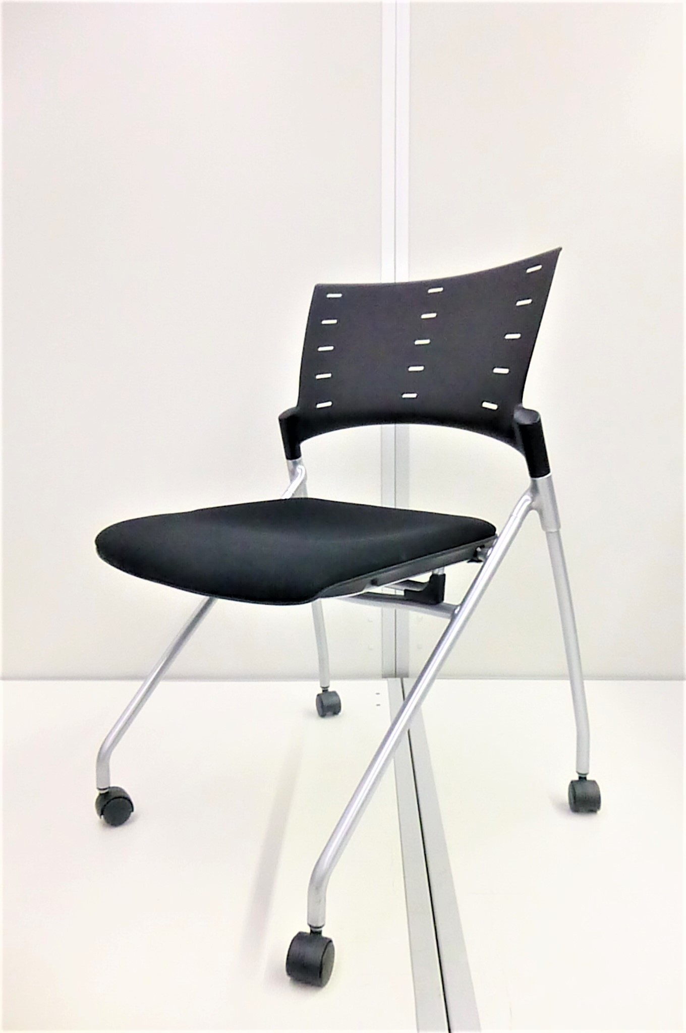 【KS】【100脚揃うチャンスです！】人気シリーズ！オフィスを明るく！デザイン性、座り心地の良いミーティングチェア‼
                        マノス
                                    中古
            