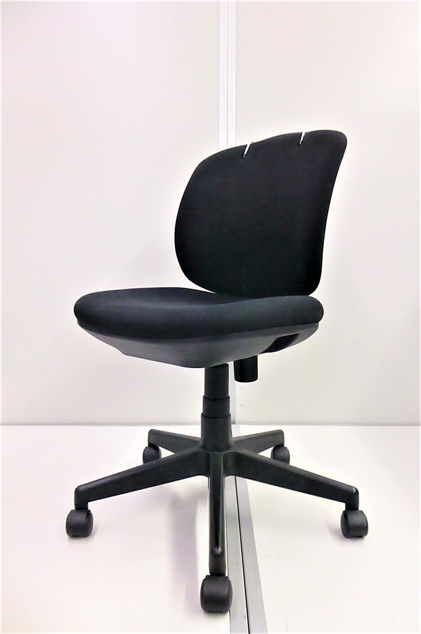 【KS】[80脚大量入荷！]【着脱可能コートハンガー！】事務椅子　オフィスチェア　肘なし　ローバック[ローコストチェア]
                        Presea
                                    中古
            