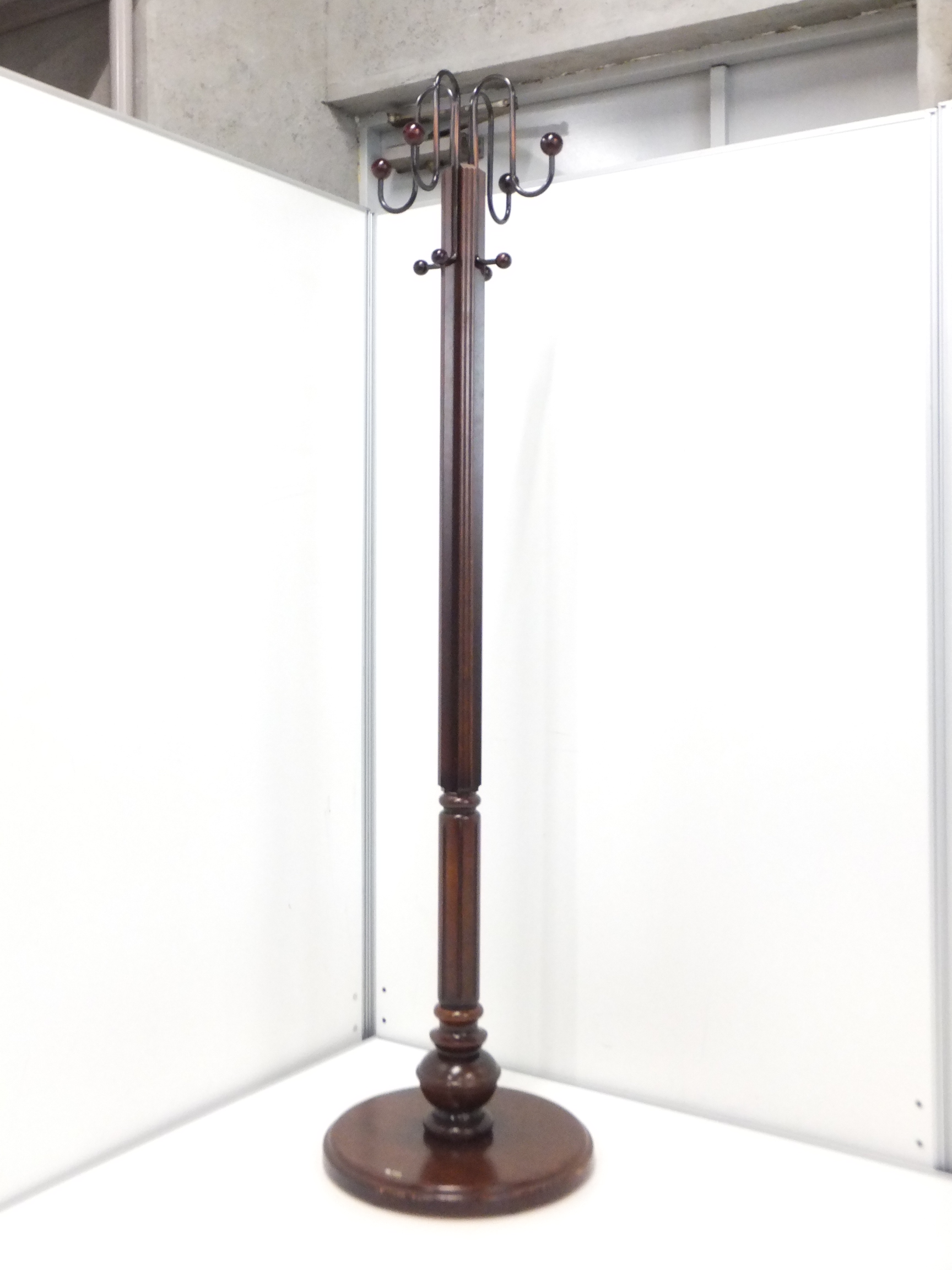 【１台のみの限定入荷！】カリモク製のおしゃれなコートハンガー！エントランス、来客スペースにいかがでしょうか？【高級コートハンガー】
                        その他シリーズ
                                    中古
            