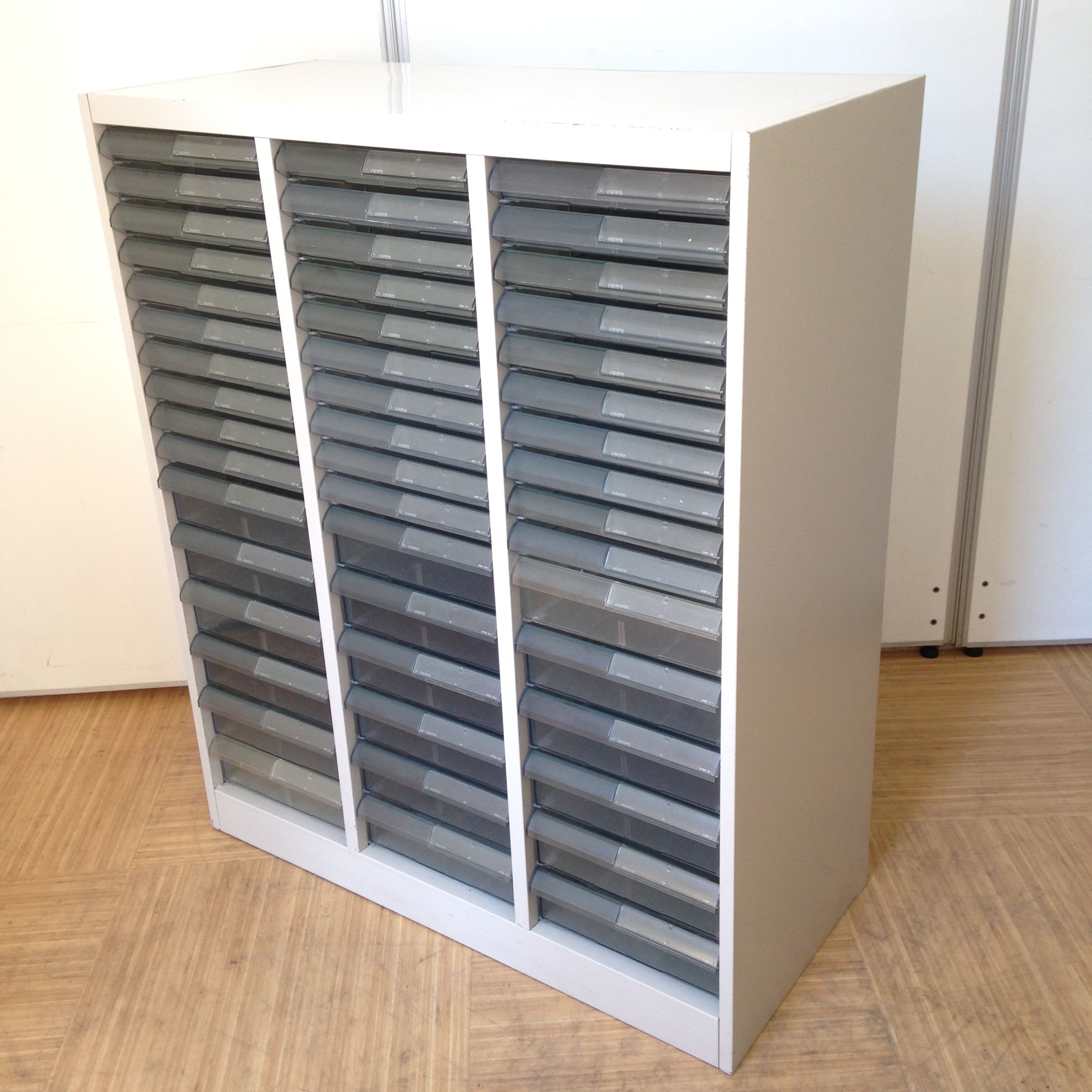 【書類整理の必需品】3列16段のクリスタルトレイ（浅型10段/深型6段）【伝票整理やカタログ・パンフレットの仕分けにオススメ】
                        その他シリーズ
                                    中古
            