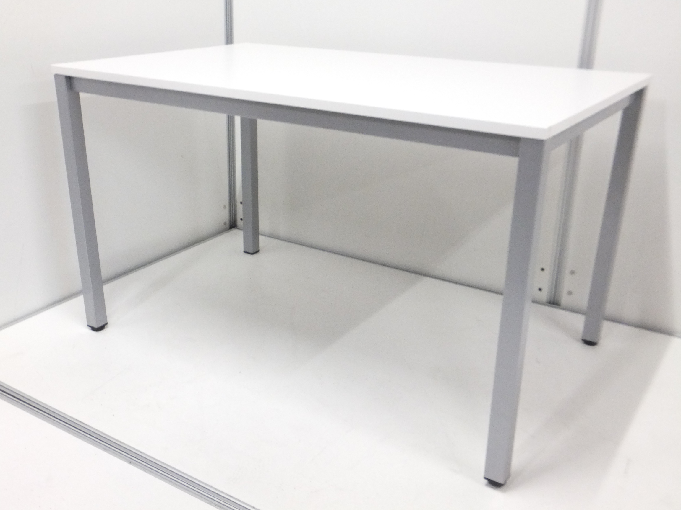 【1台限定入荷！】会議、打ち合わせにオススメ！人気のホワイトテーブル！
                        その他シリーズ
                                    中古
            