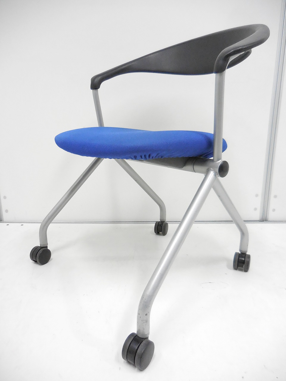 【8脚の大量入荷！】ウチダ製のネスティングチェア入荷　重ねて収納可能又キャスター付きでオフィスに人気！
                        その他シリーズ
                                    中古
            