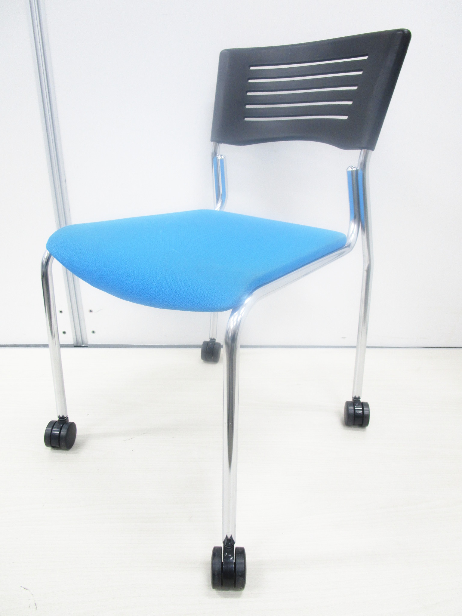 【お尻が疲れにくいクッション！】おしゃれなシルバーフレームでどんなお部屋にもマッチ！
                        その他シリーズ
                                    中古
            